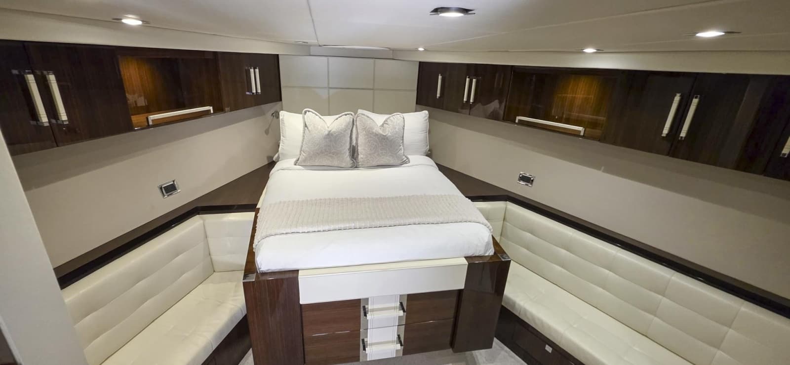 2012 Lazzara Yachts LSX 92 - Photo 16