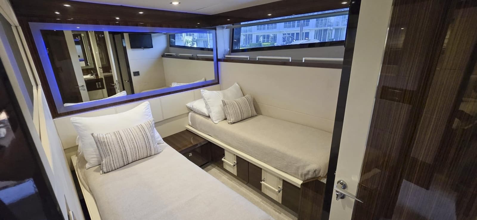 2012 Lazzara Yachts LSX 92 - Photo 15