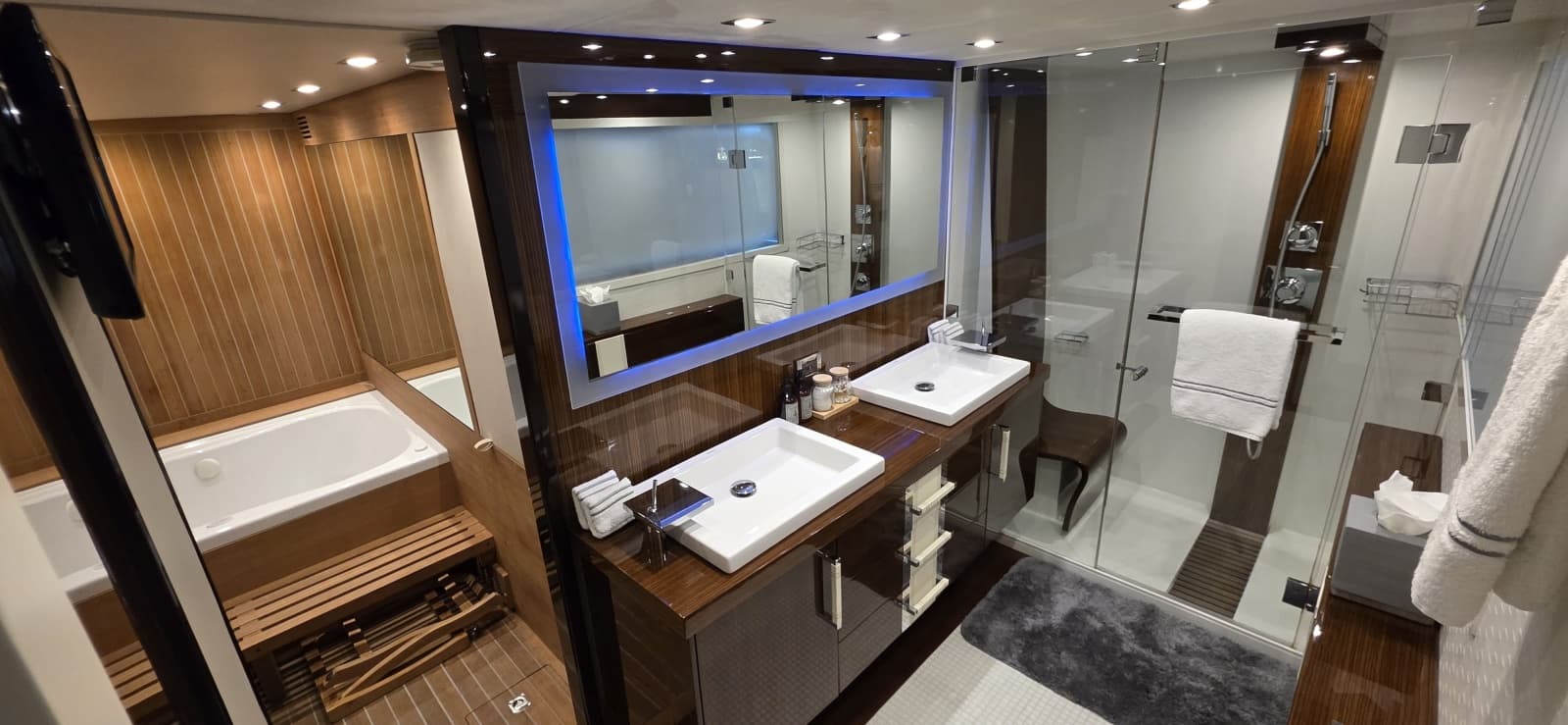 2012 Lazzara Yachts LSX 92 - Photo 13