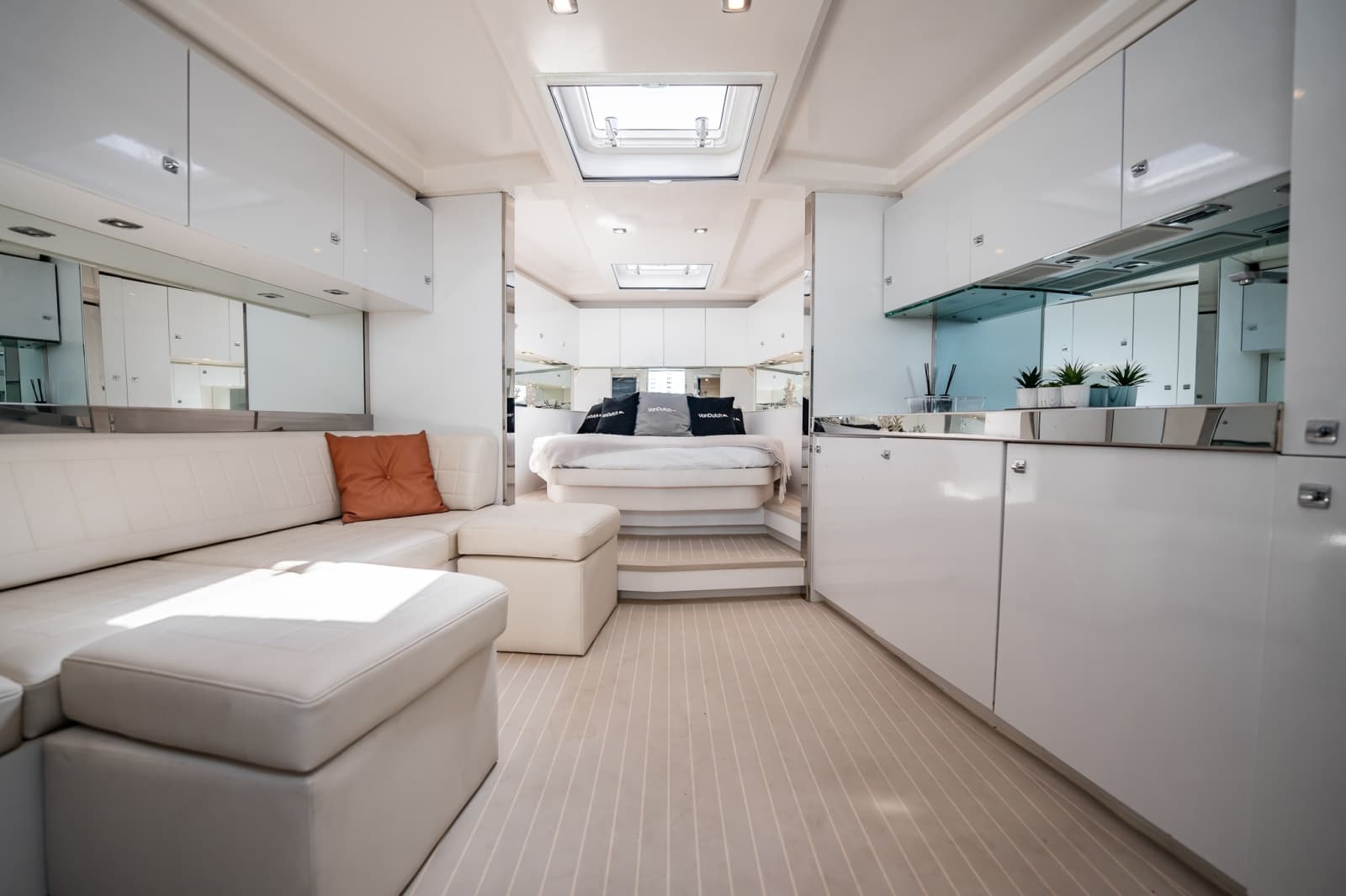2015 VanDutch 55 - Photo 41