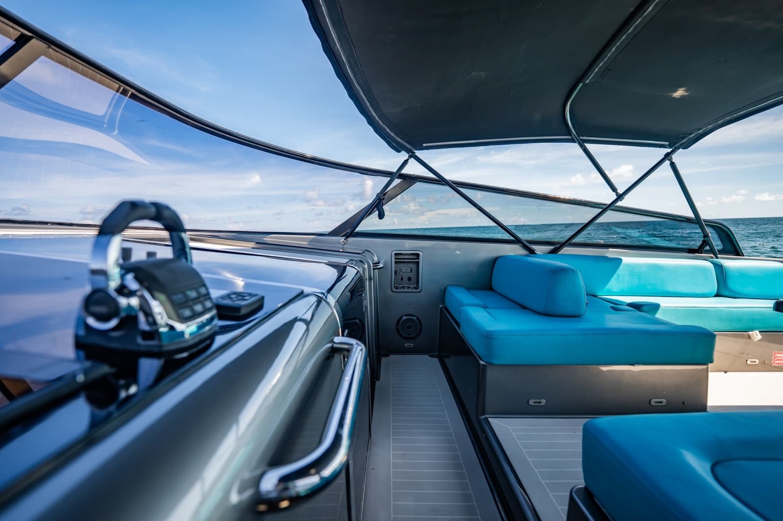 2015 VanDutch 55 - Photo 23