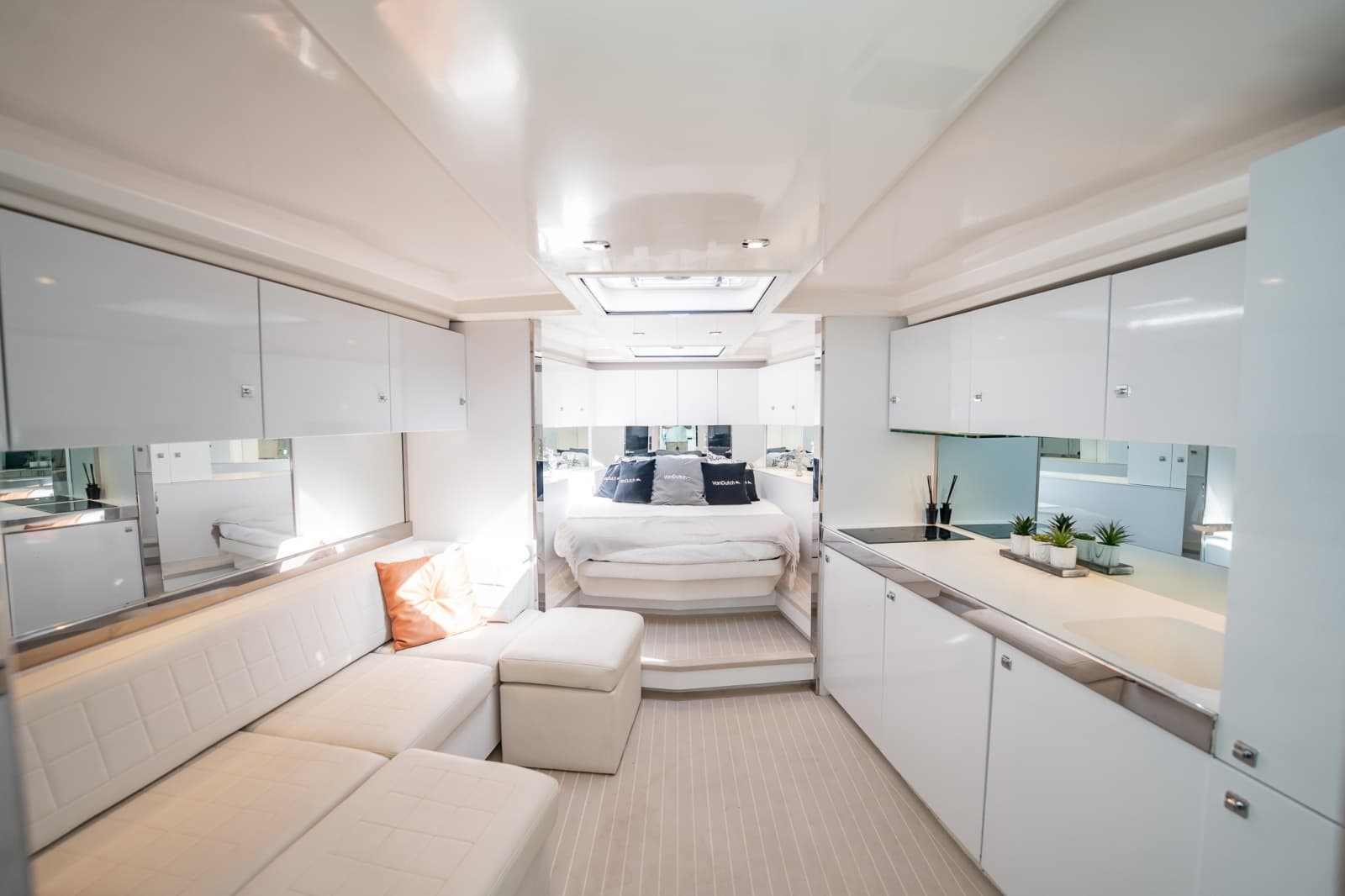 2015 VanDutch 55 - Photo 15