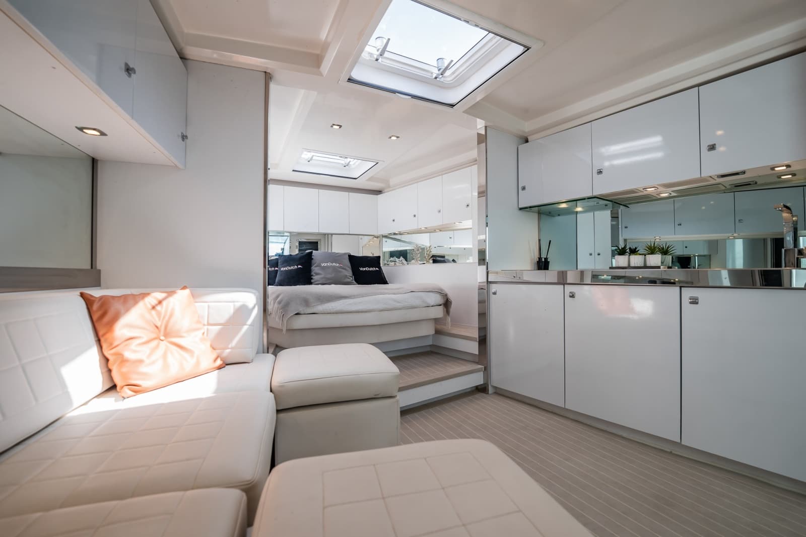 2015 VanDutch 55 - Photo 11