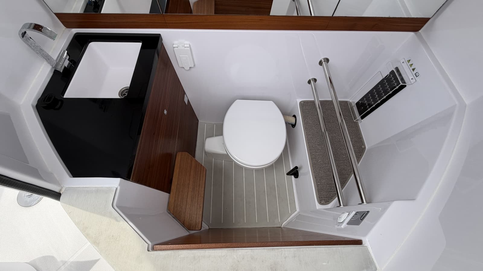 2023 Axopar 28 Cabin w/Wet Bar - Photo 27