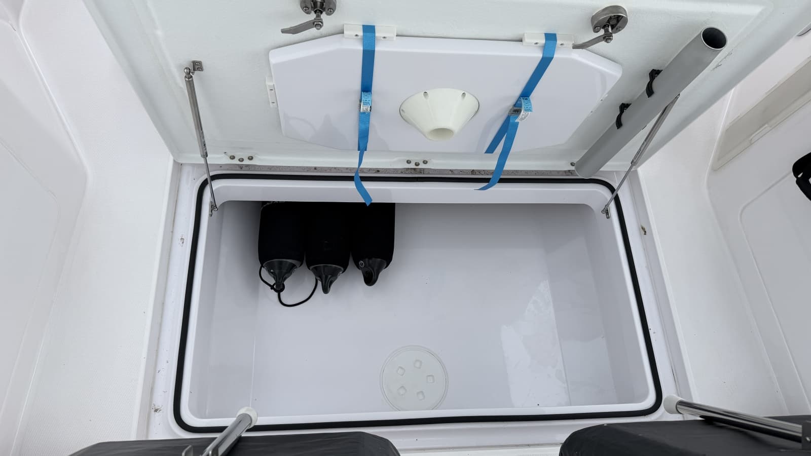 2023 Axopar 28 Cabin w/Wet Bar - Photo 46