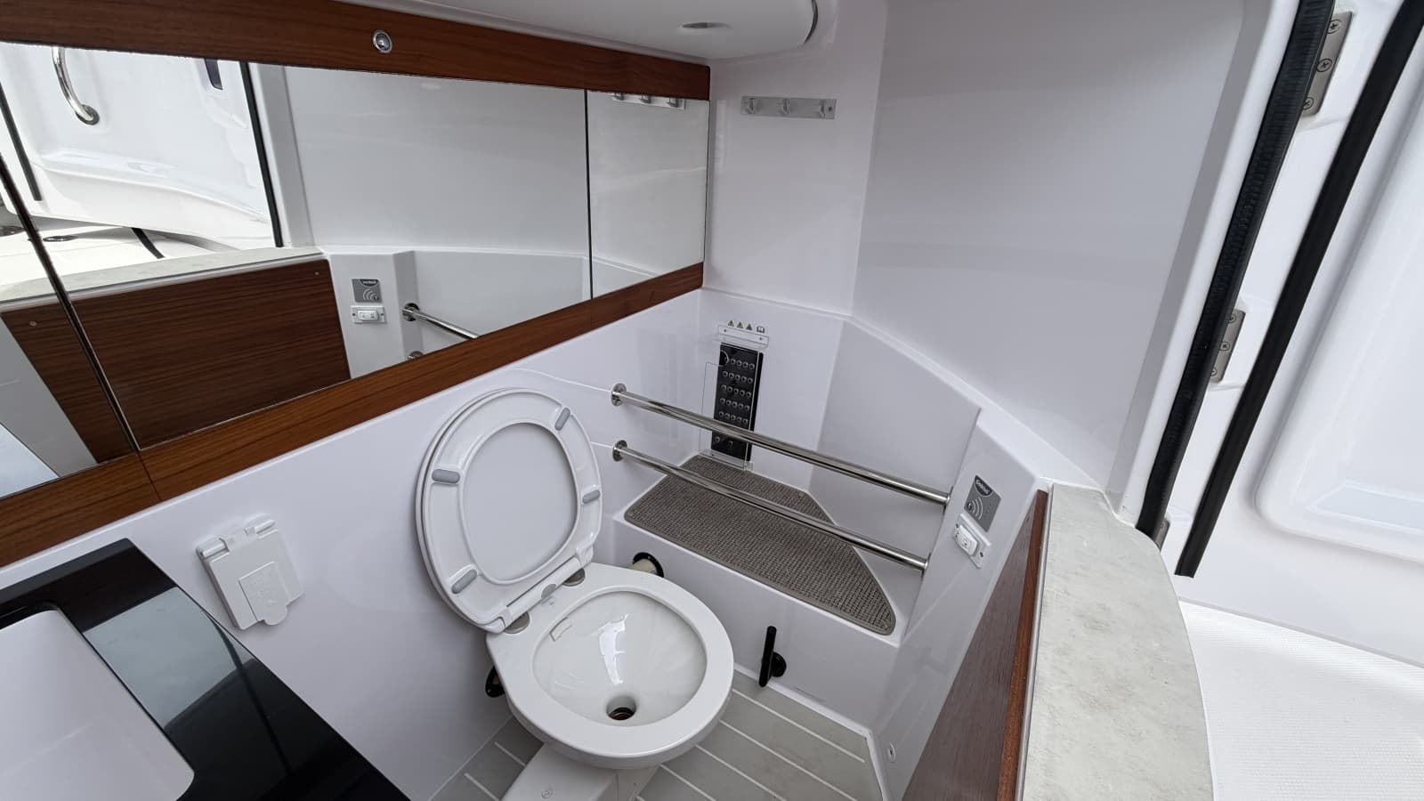 2023 Axopar 28 Cabin w/Wet Bar - Photo 28