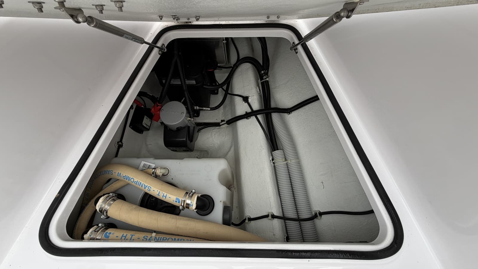 2023 Axopar 28 Cabin w/Wet Bar - Photo 32