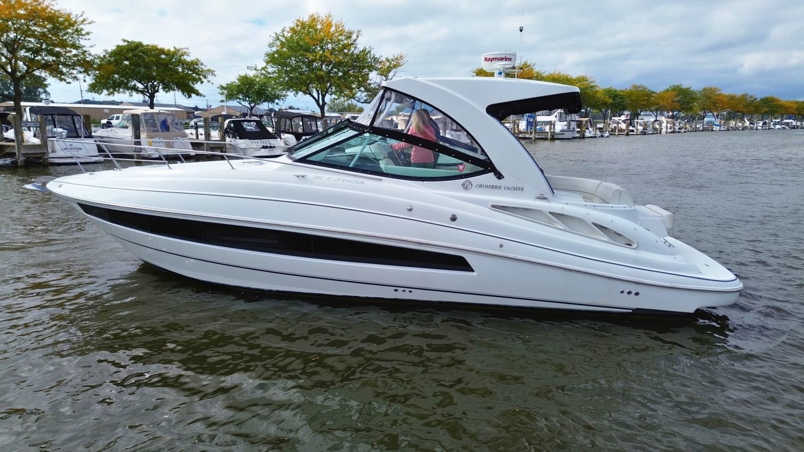 2018 Cruisers Yachts 35 Express - Photo 2