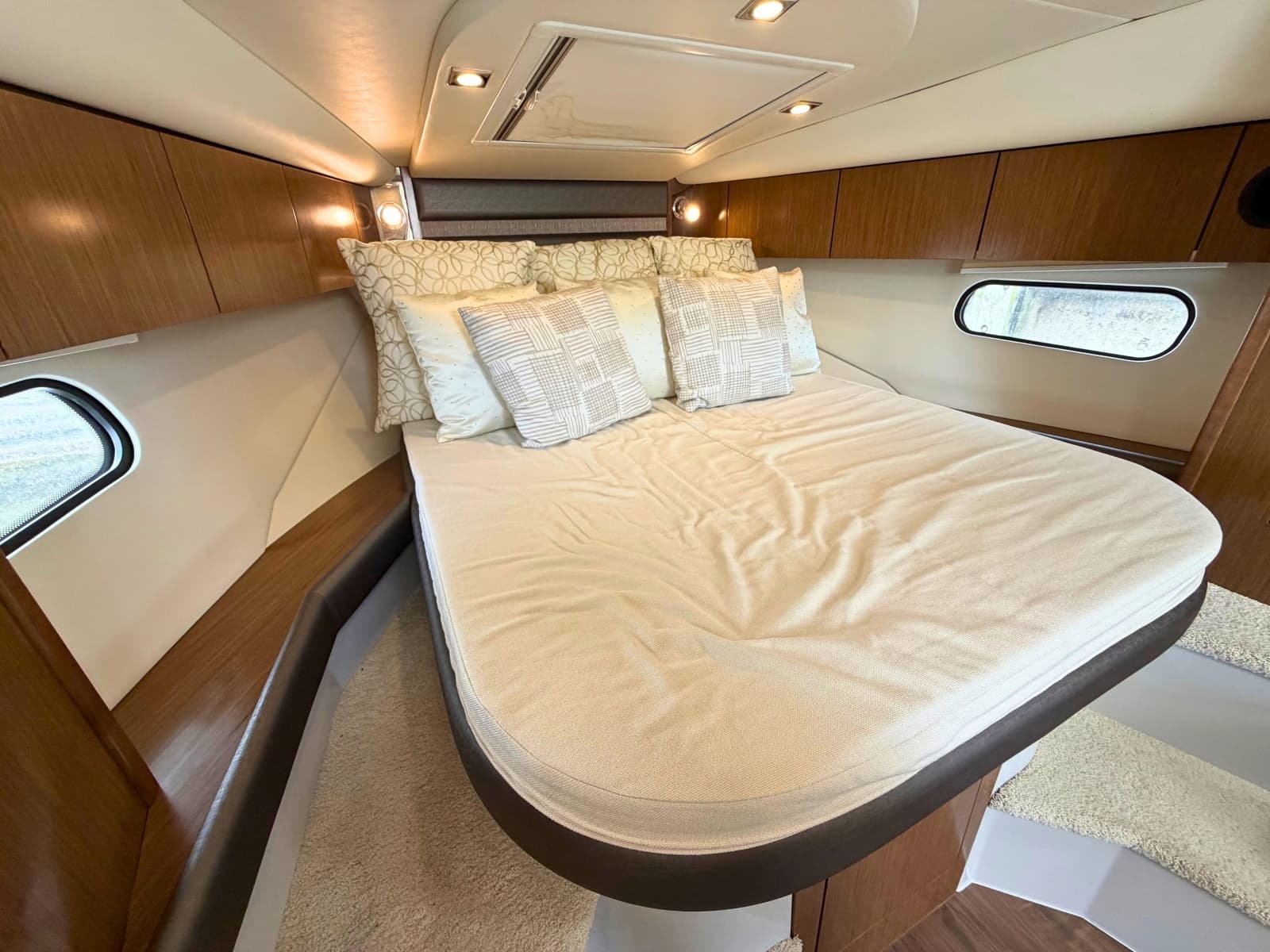 2018 Cruisers Yachts 35 Express - Photo 20