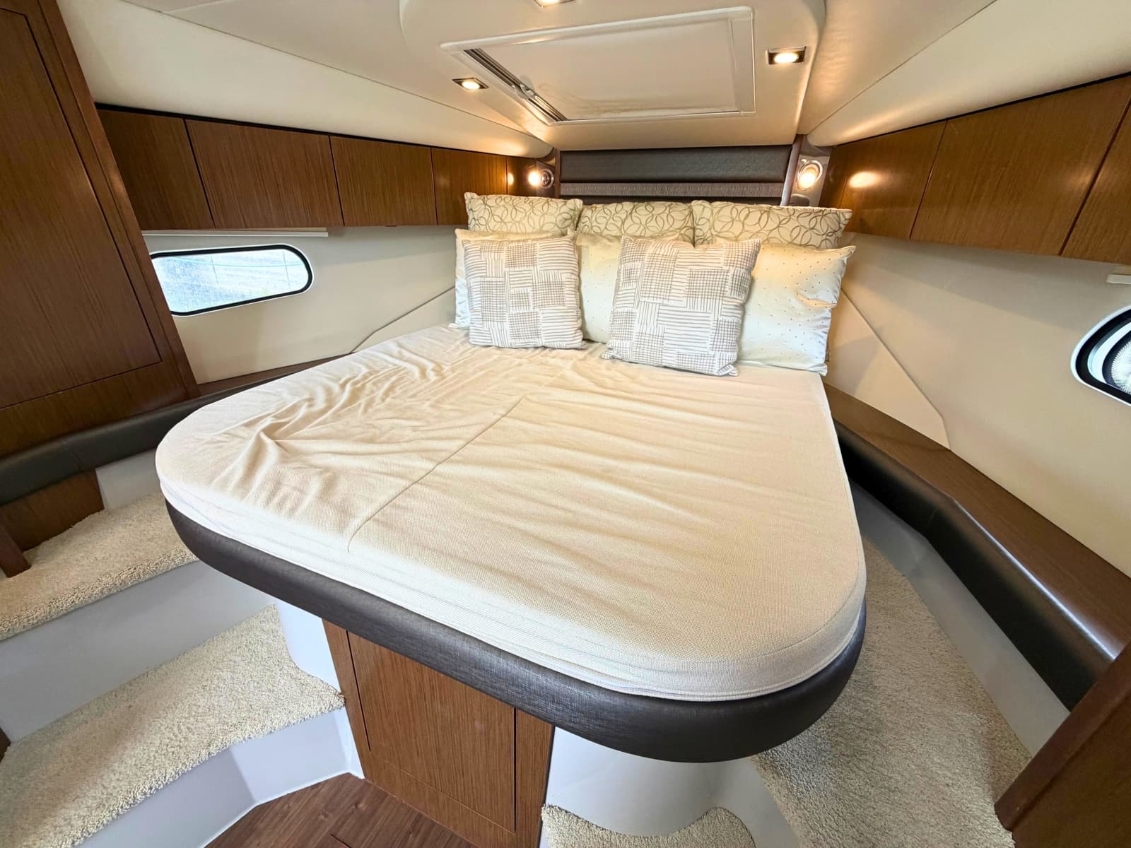 2018 Cruisers Yachts 35 Express - Photo 19