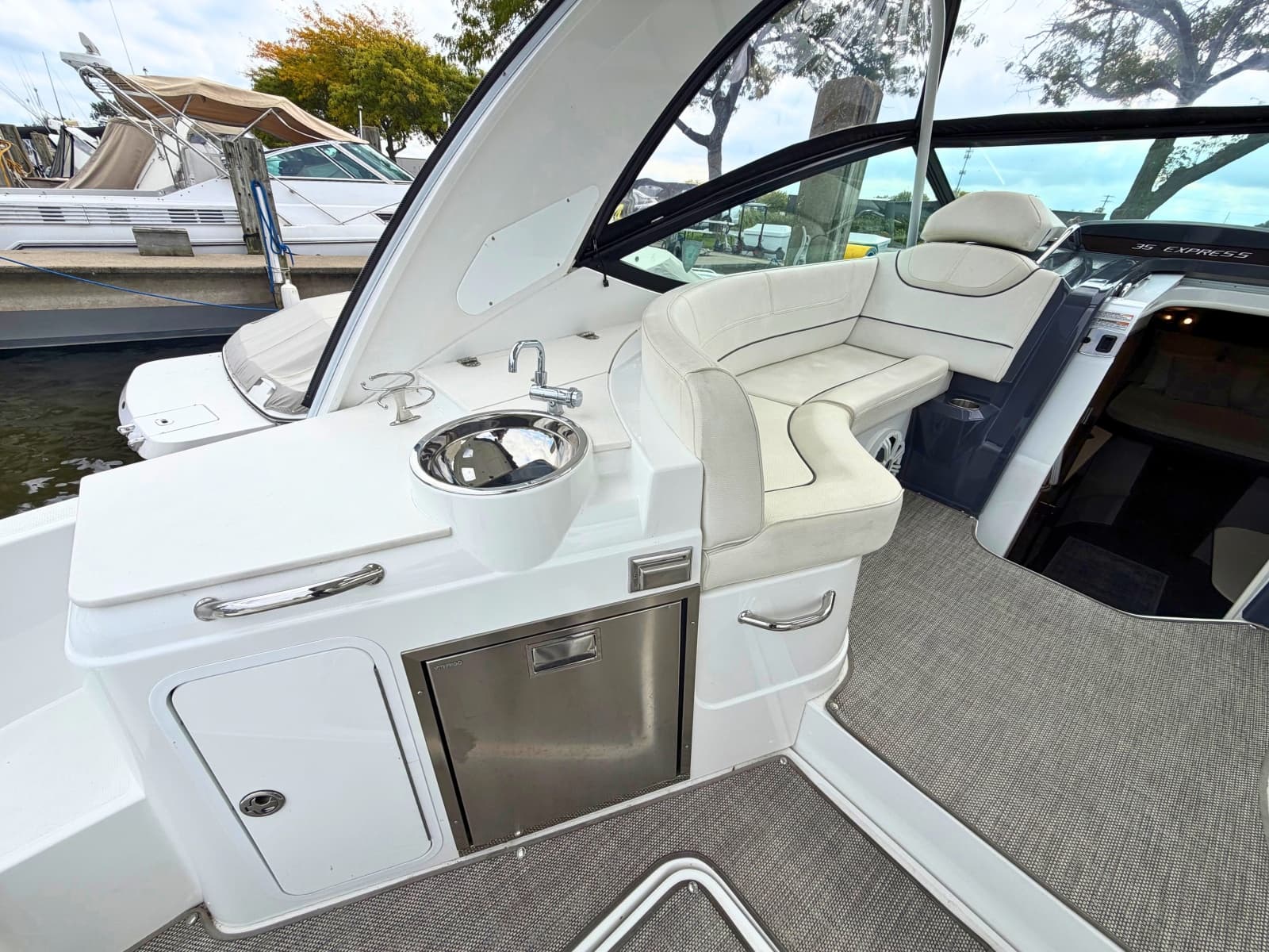 2018 Cruisers Yachts 35 Express - Photo 10