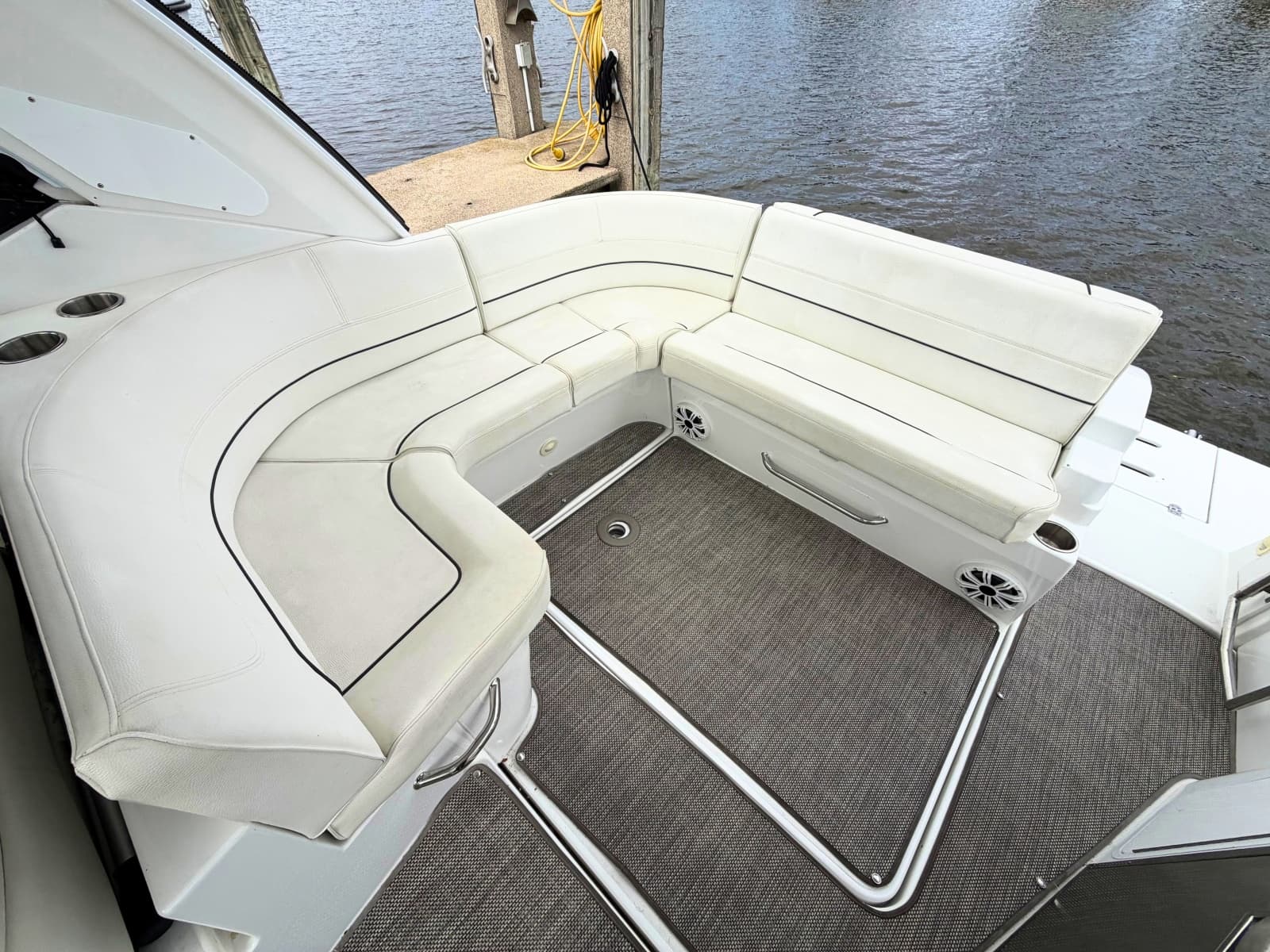 2018 Cruisers Yachts 35 Express - Photo 9