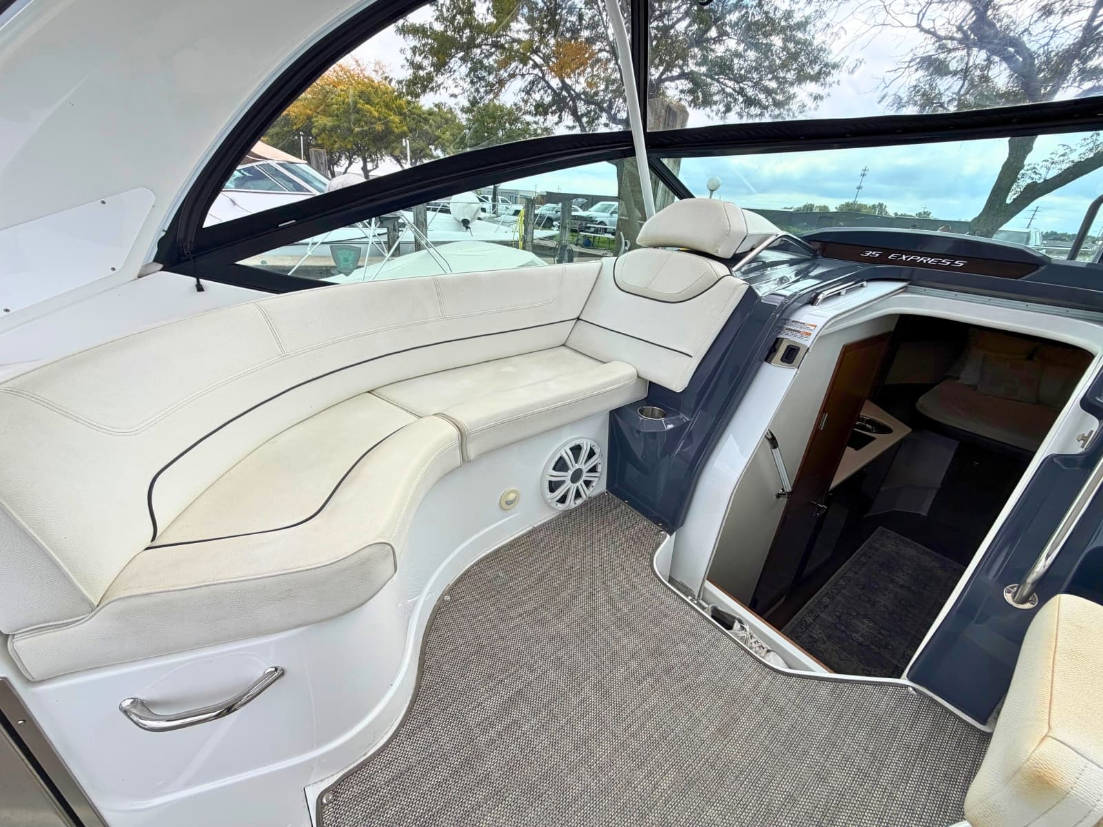 2018 Cruisers Yachts 35 Express - Photo 12