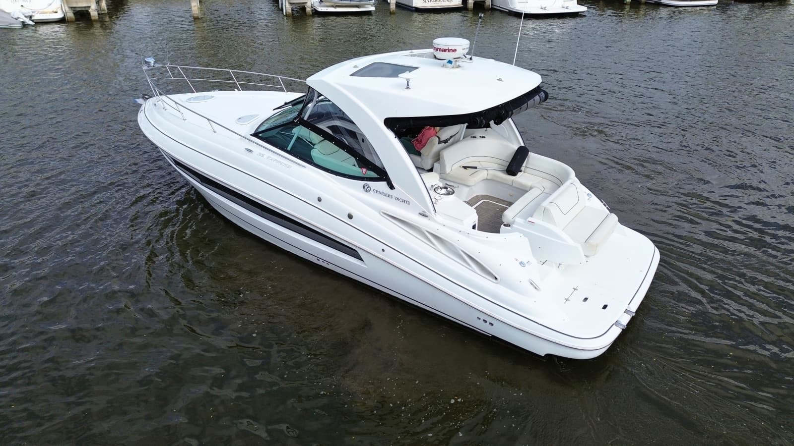 2018 Cruisers Yachts 35 Express - Photo 3