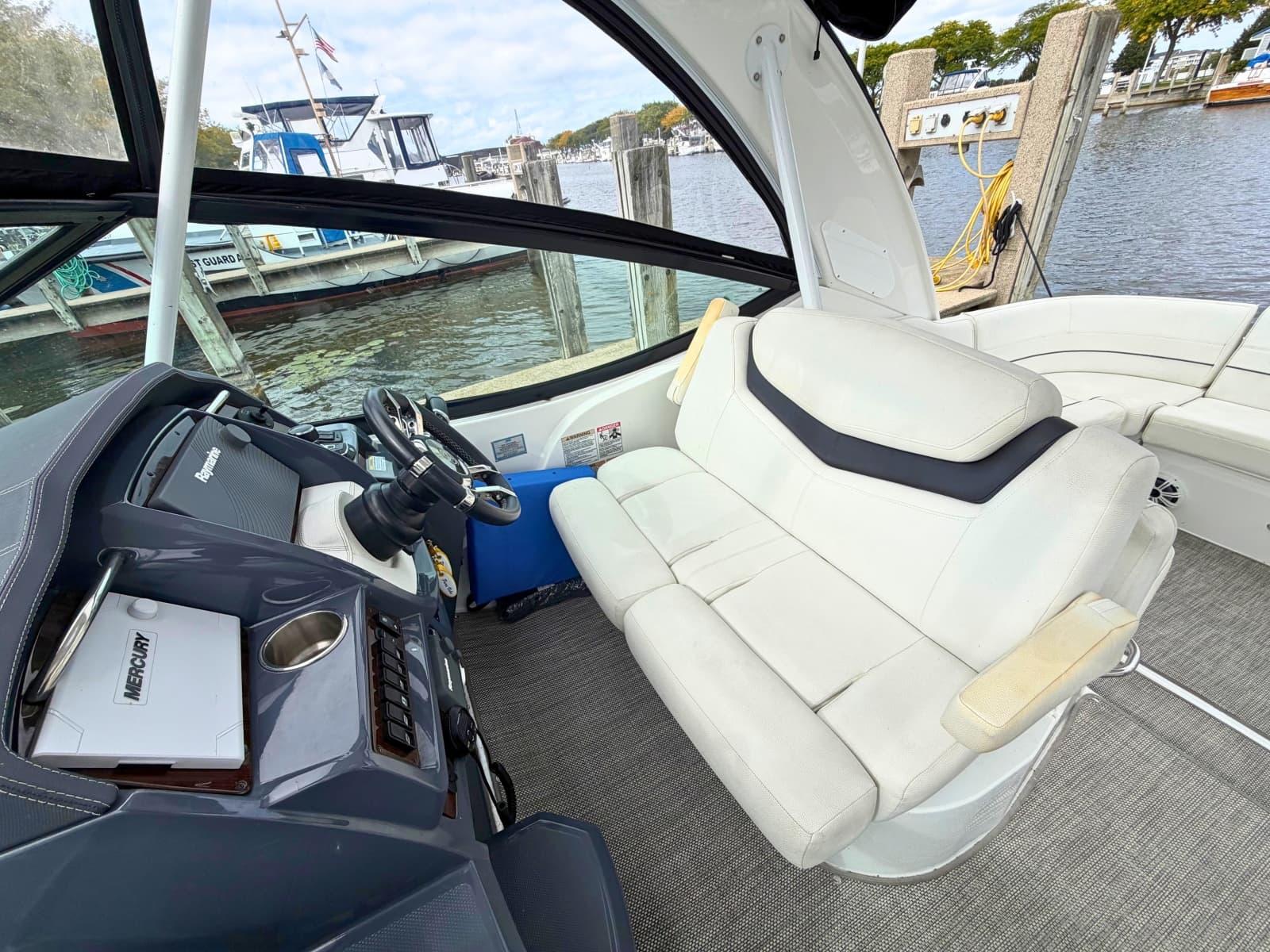 2018 Cruisers Yachts 35 Express - Photo 13