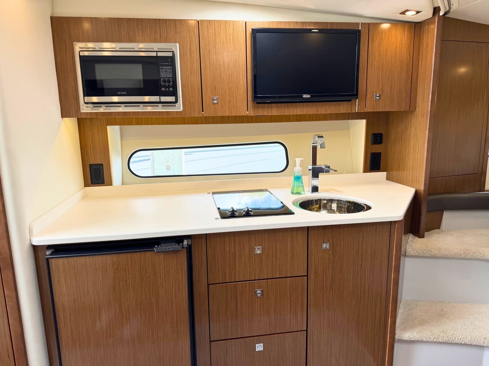 2018 Cruisers Yachts 35 Express - Photo 18