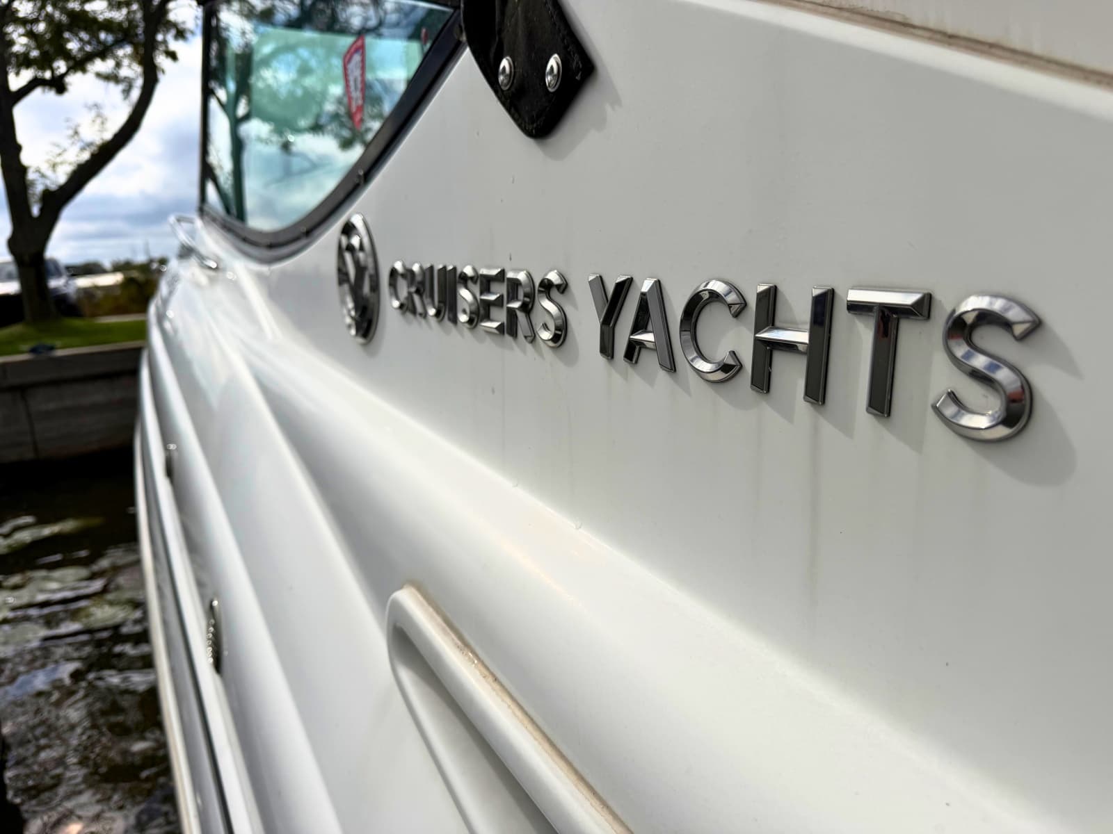 2018 Cruisers Yachts 35 Express - Photo 24