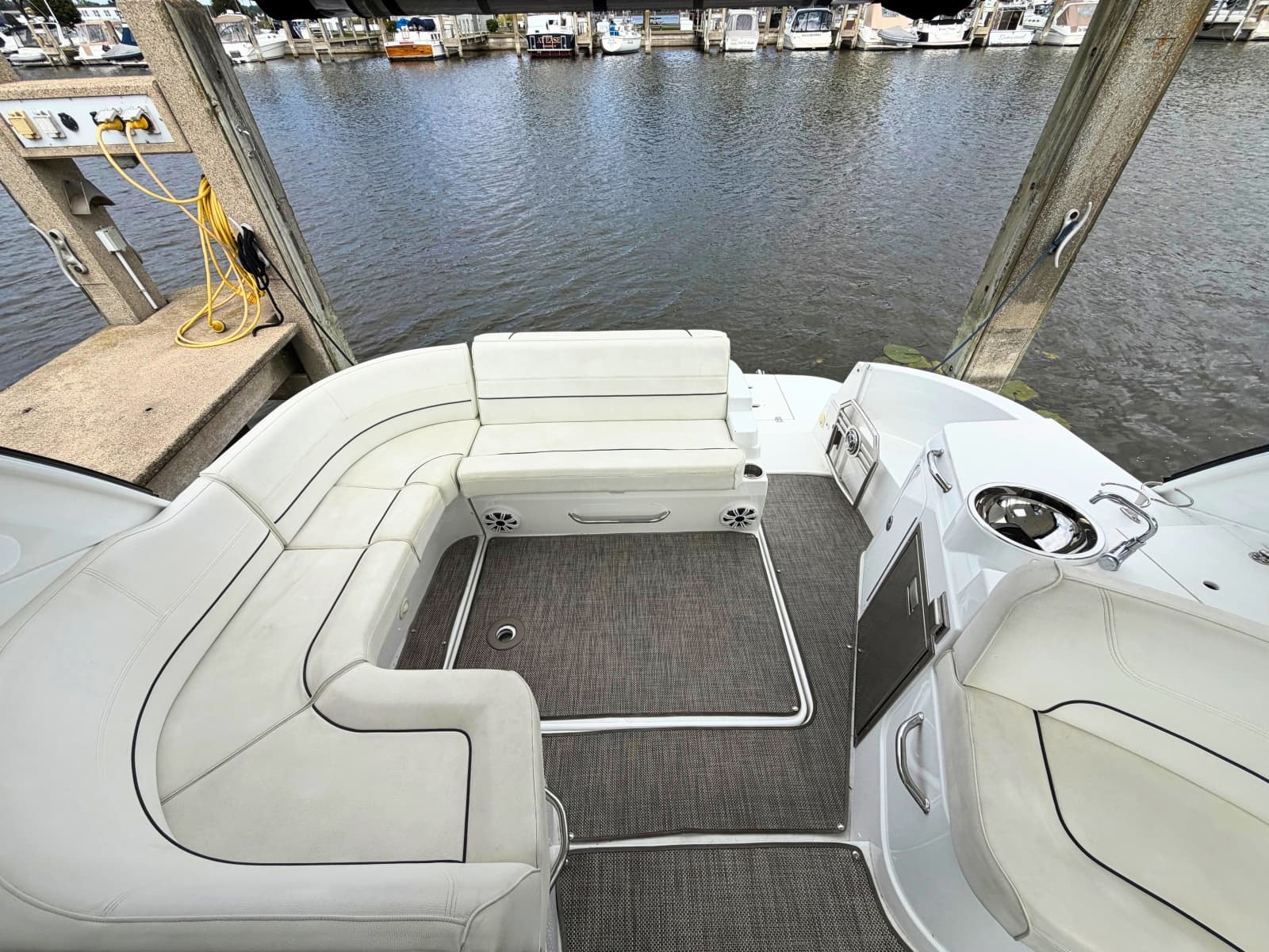 2018 Cruisers Yachts 35 Express - Photo 6