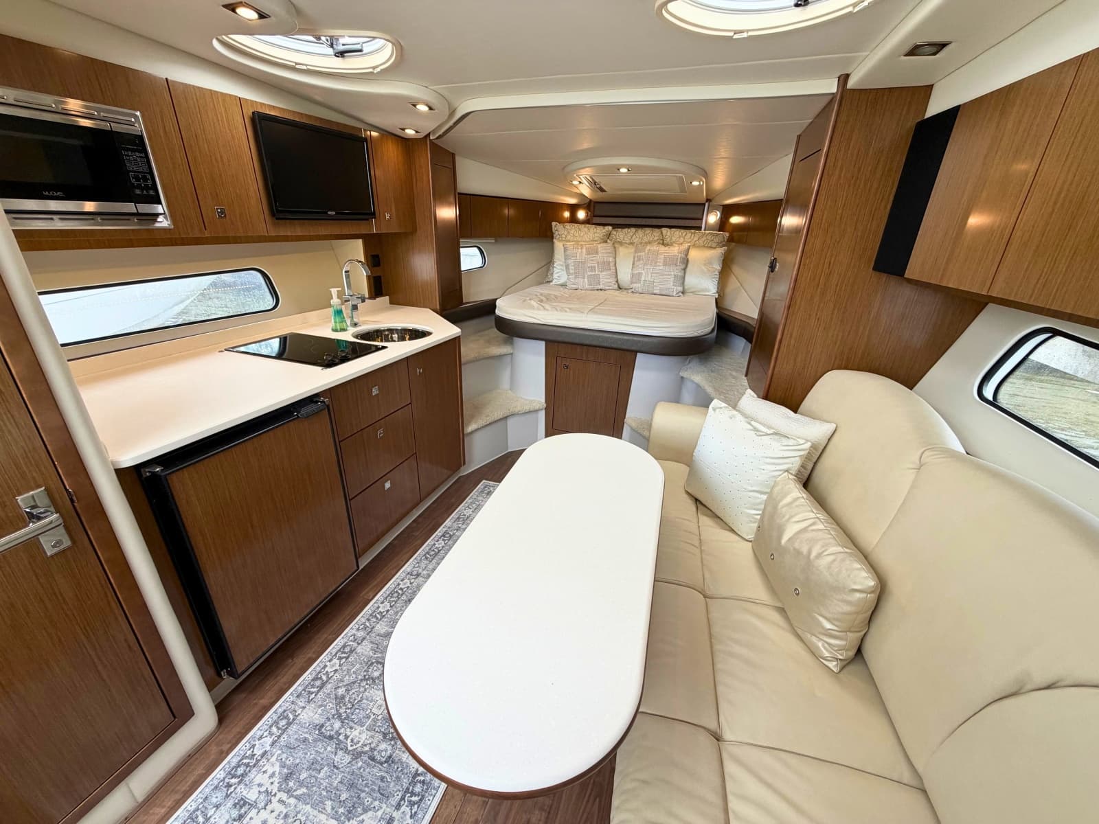 2018 Cruisers Yachts 35 Express - Photo 16