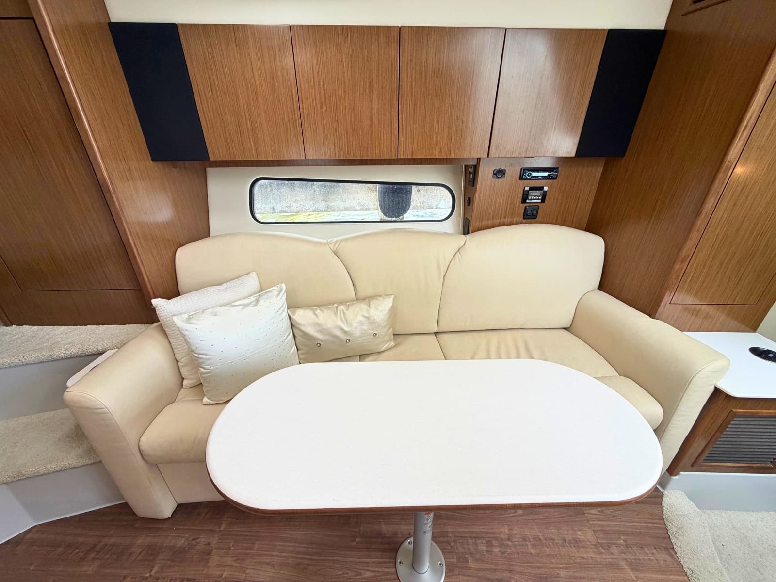 2018 Cruisers Yachts 35 Express - Photo 17