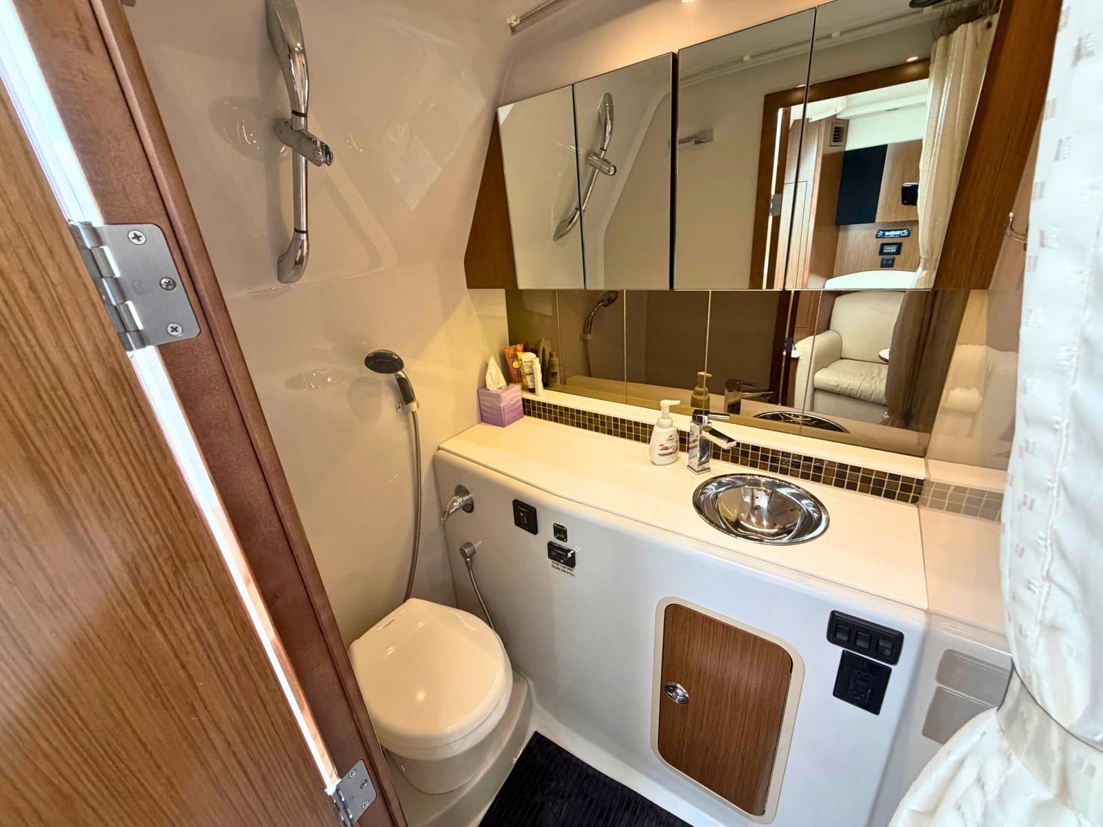 2018 Cruisers Yachts 35 Express - Photo 22