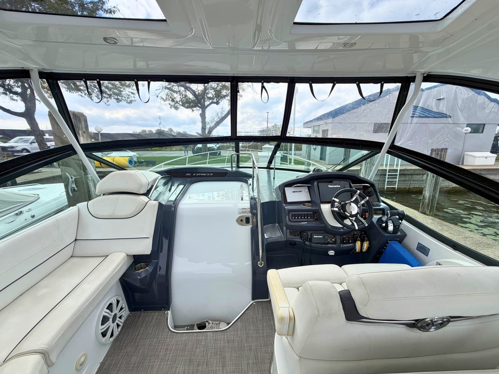 2018 Cruisers Yachts 35 Express - Photo 5