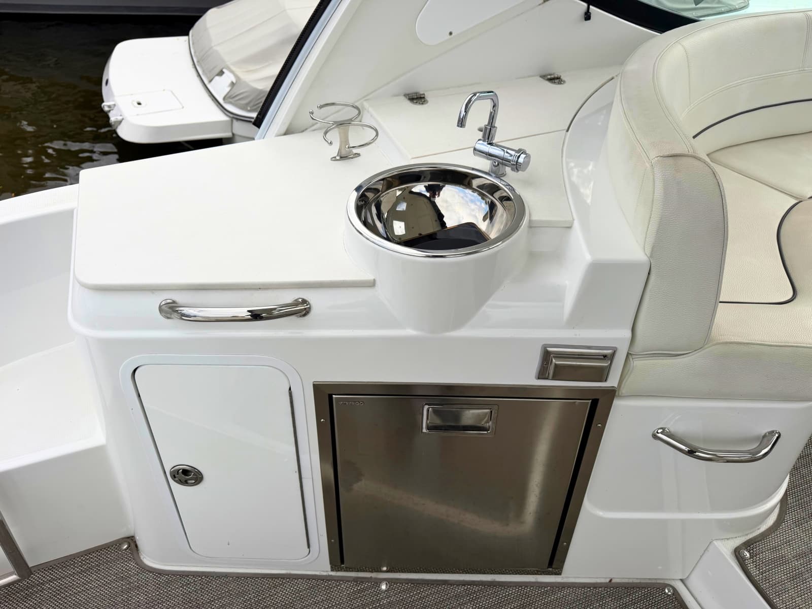 2018 Cruisers Yachts 35 Express - Photo 11