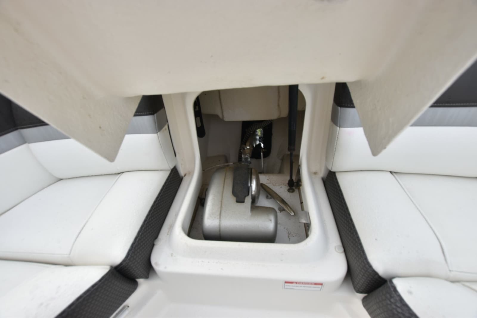 2018 Sea Ray 350SLX - Photo 8