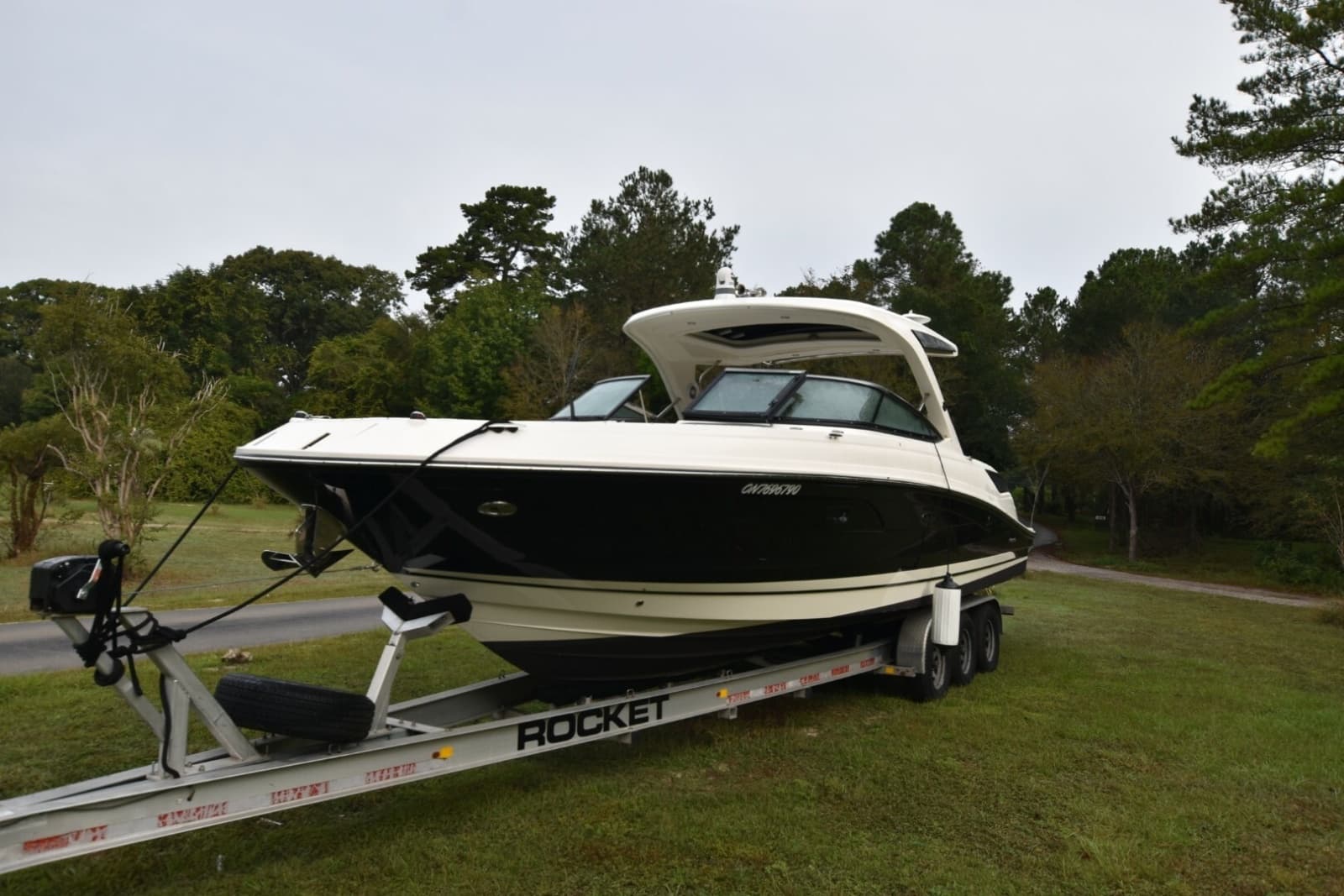 2018 Sea Ray 350SLX - Photo 2