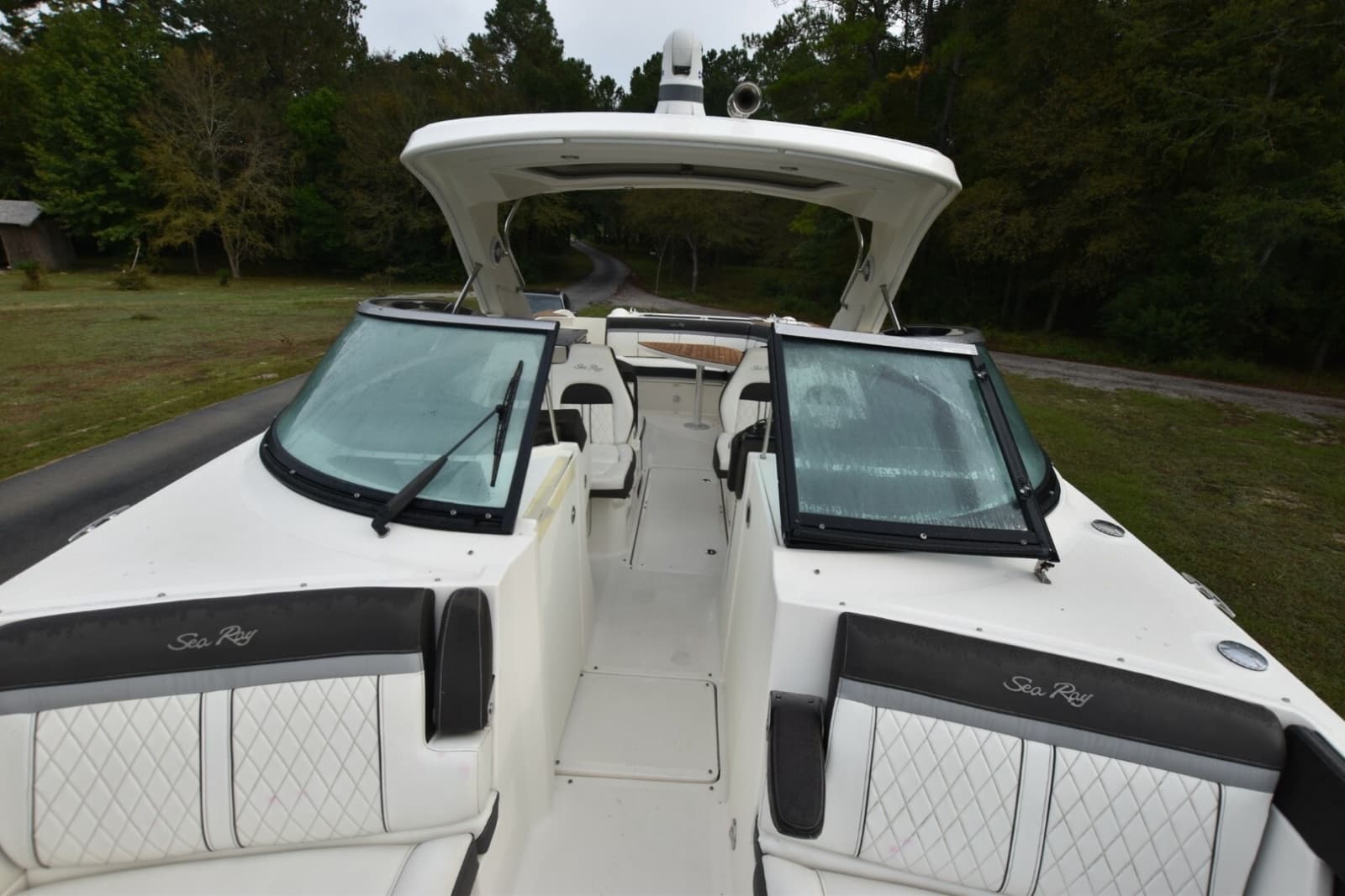 2018 Sea Ray 350SLX - Photo 9