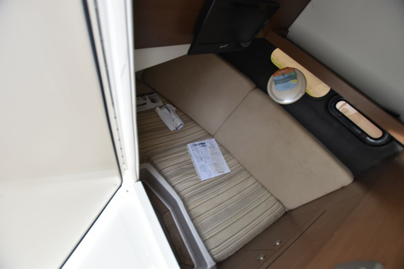 2018 Sea Ray 350SLX - Photo 12
