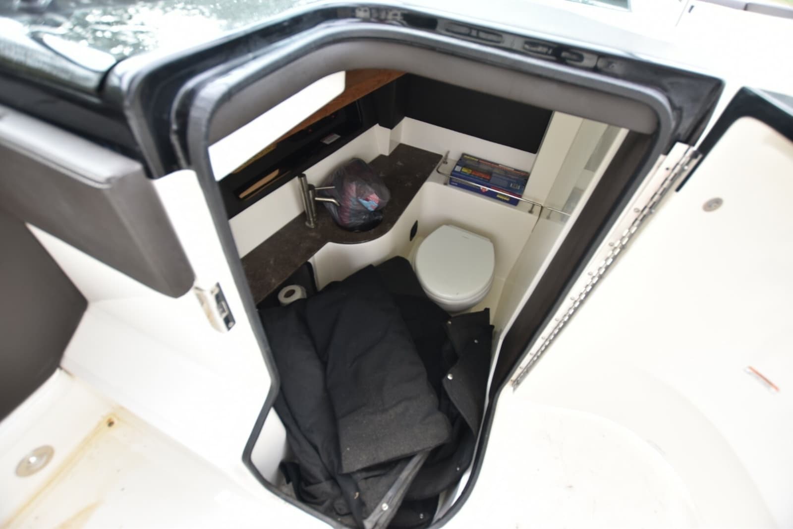 2018 Sea Ray 350SLX - Photo 17