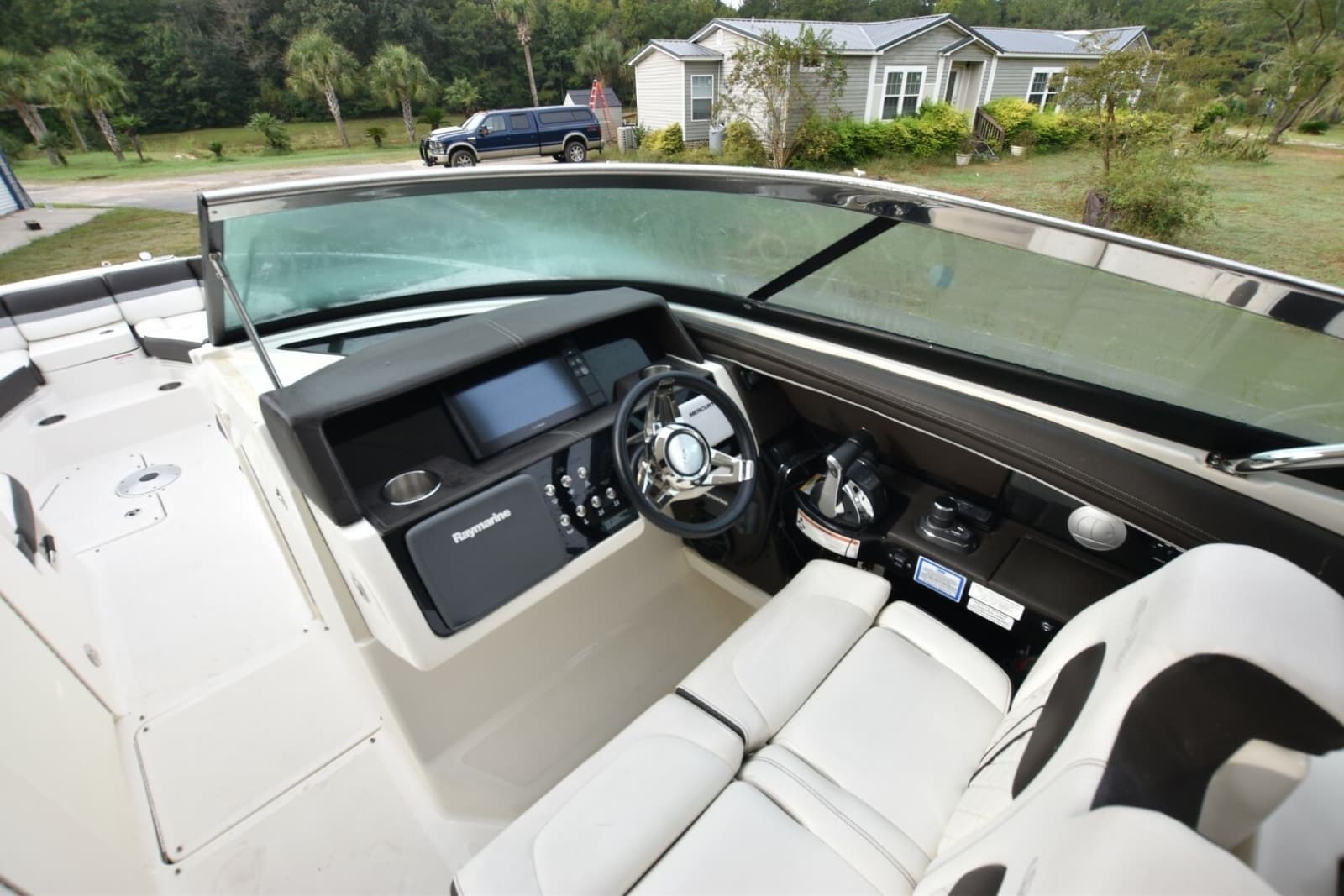 2018 Sea Ray 350SLX - Photo 13