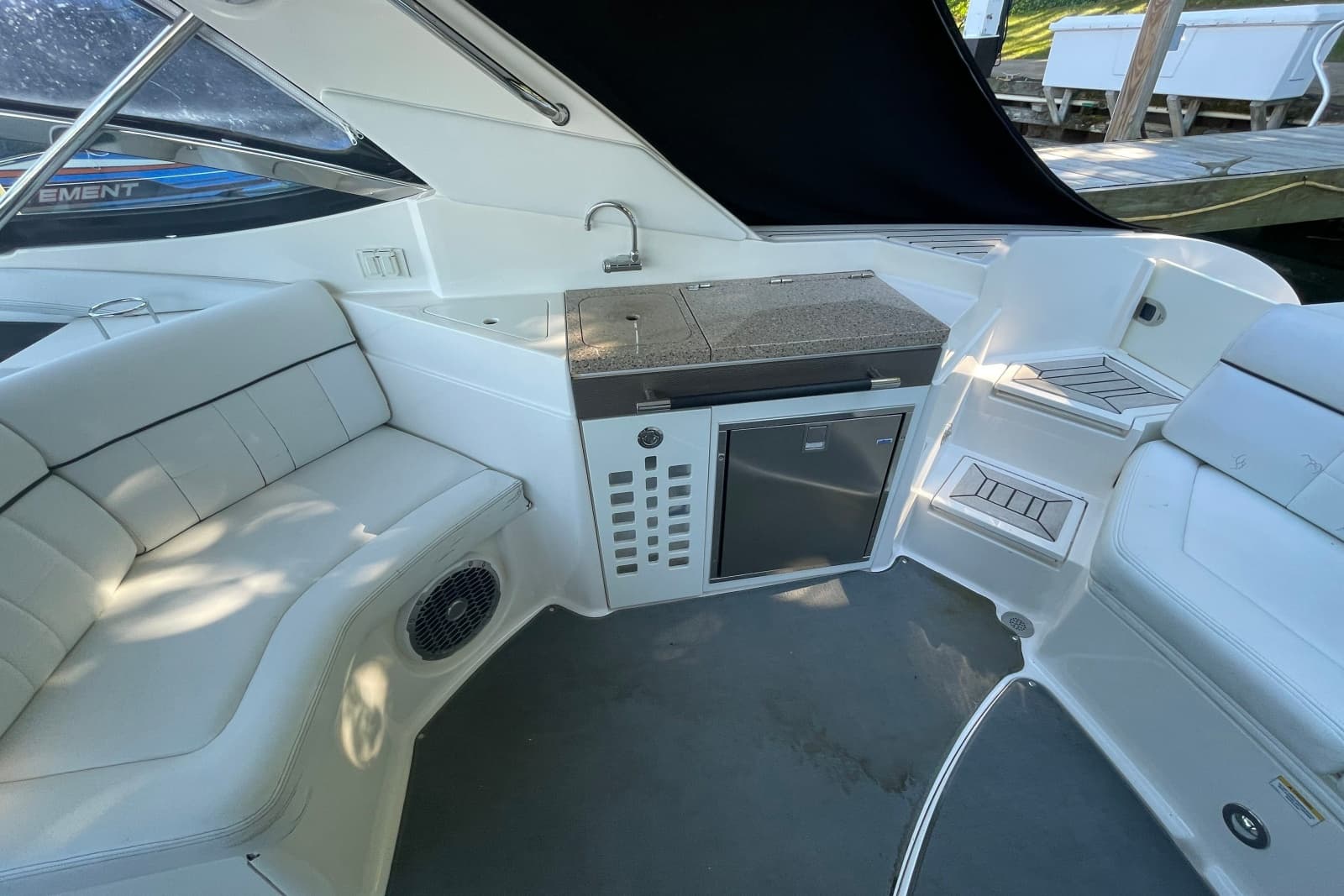 2015 Sea Ray SLX 350 - Photo 11