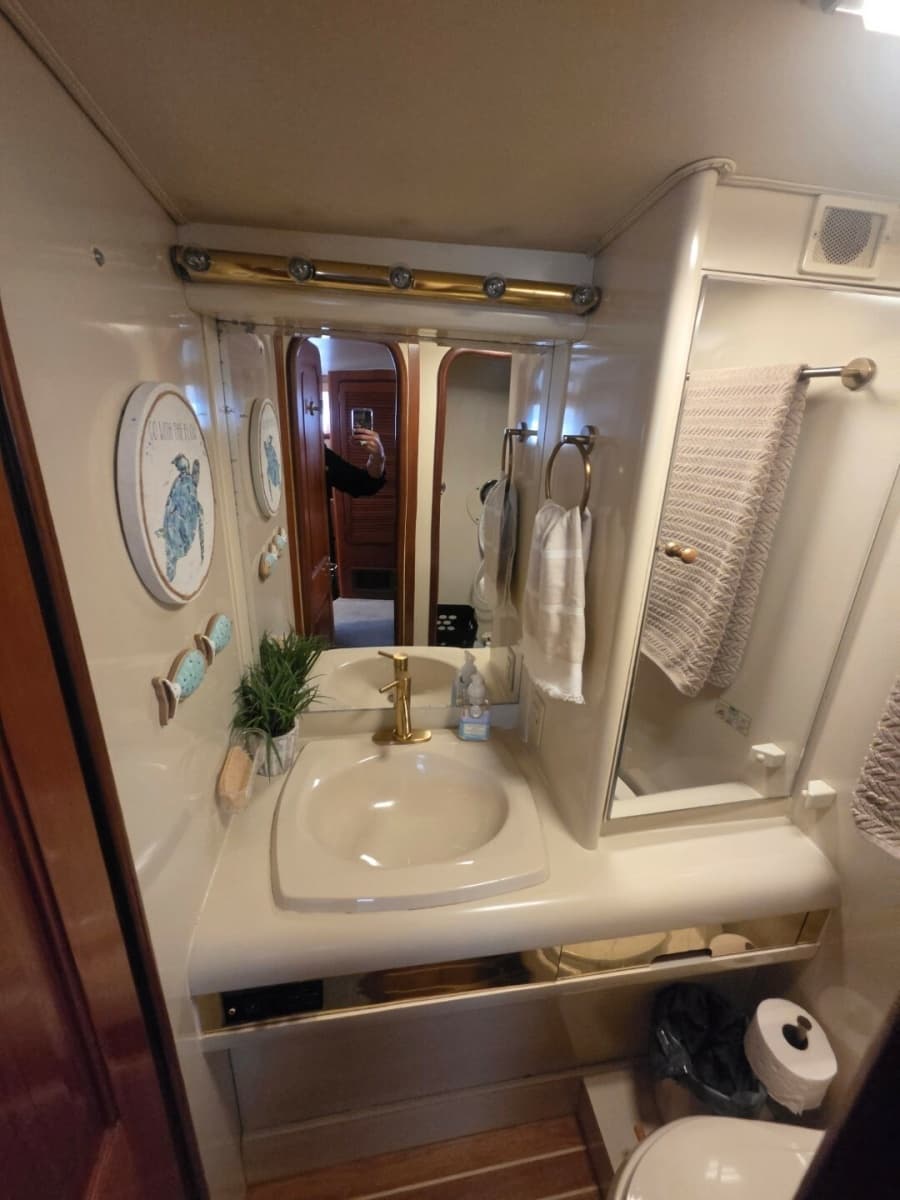 1990 Viking 44 Aft Cabin Motor Yacht - Photo 13