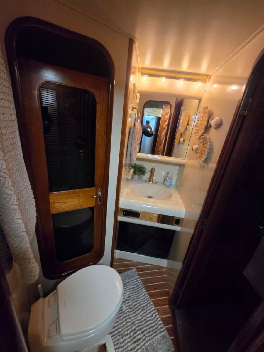 1990 Viking 44 Aft Cabin Motor Yacht - Photo 19