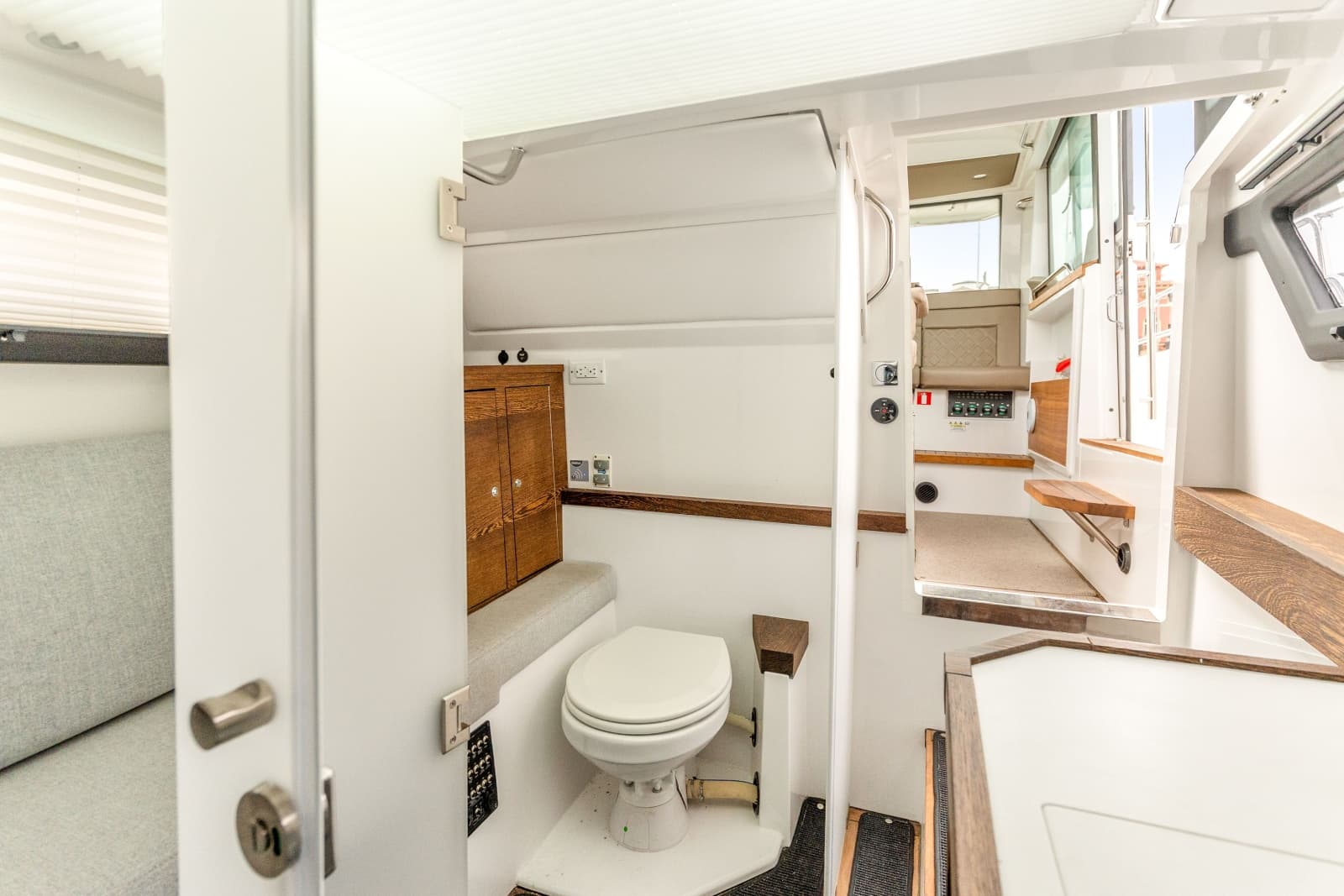 2019 Axopar 37 Cabin - Photo 13