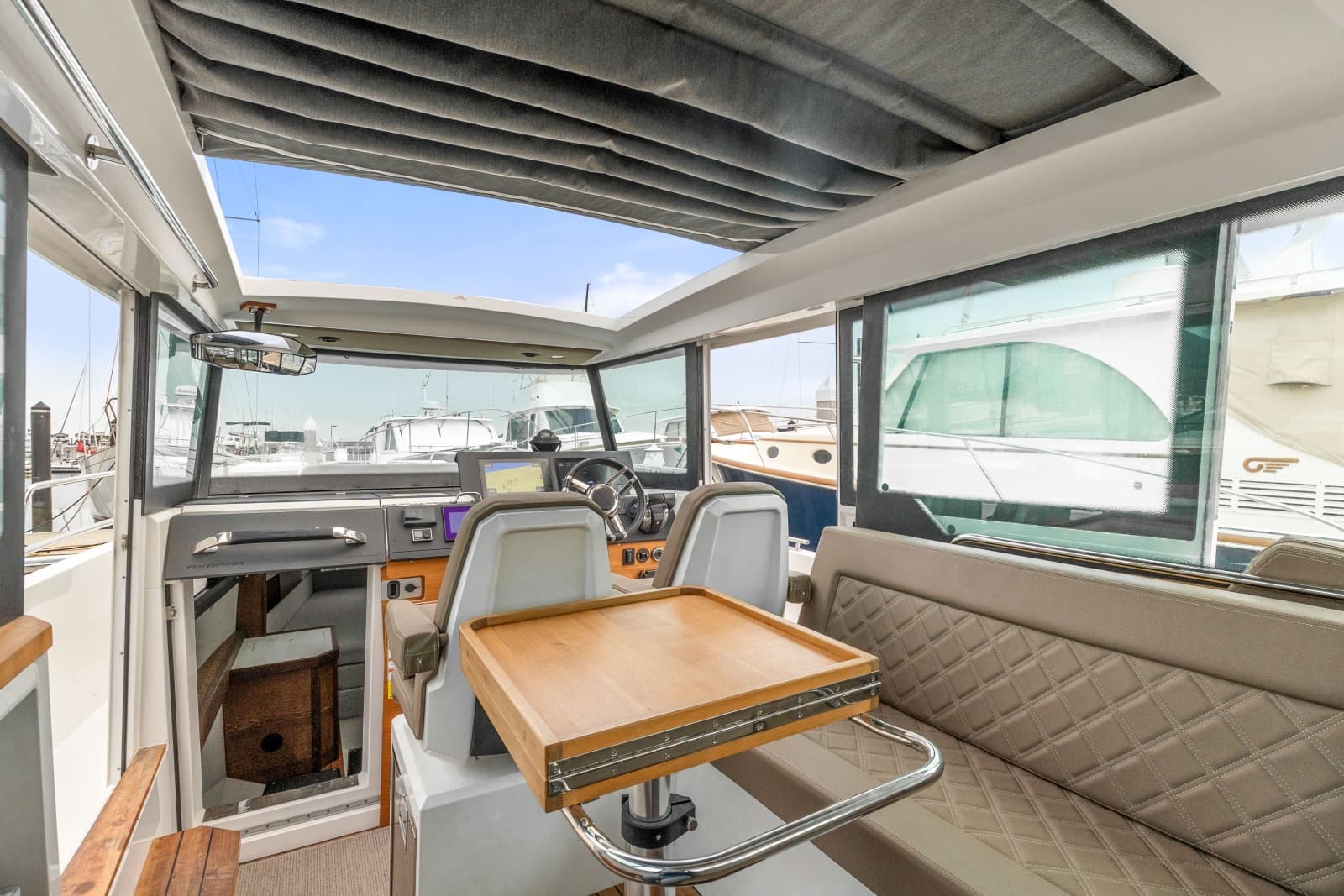 2019 Axopar 37 Cabin - Photo 2