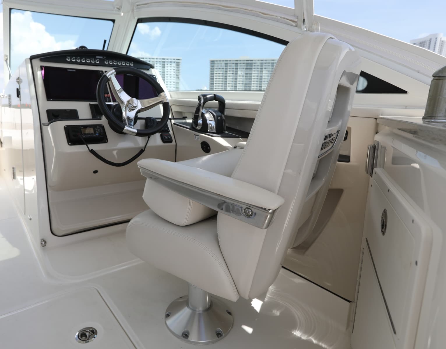 2016 Boston Whaler 320 Vantage - Photo 16