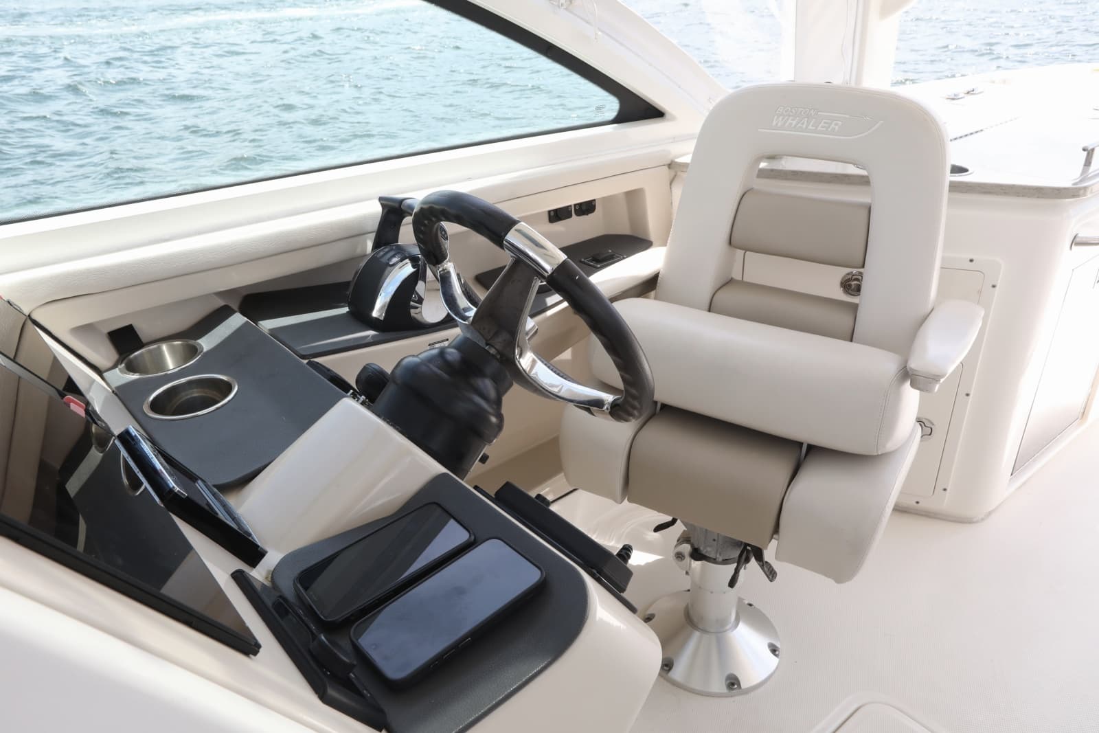 2016 Boston Whaler 320 Vantage - Photo 17