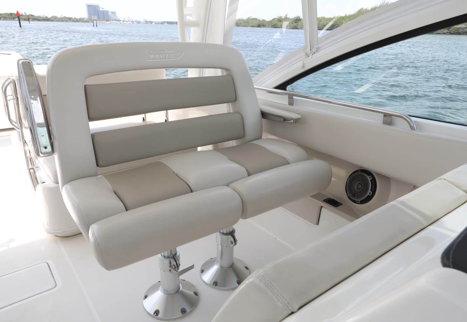 2016 Boston Whaler 320 Vantage - Photo 18