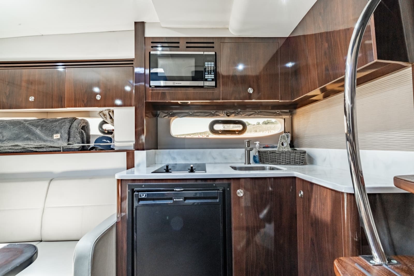 2017 Sea Ray 350 Sundancer Coupe - Photo 22