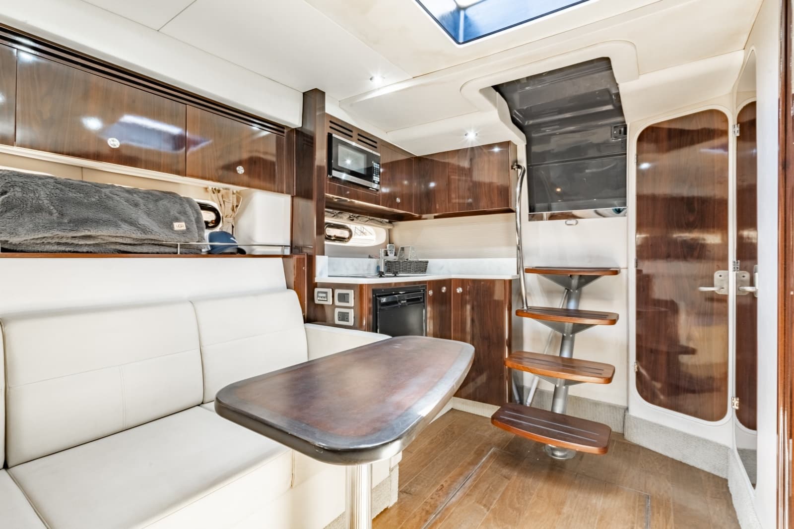 2017 Sea Ray 350 Sundancer Coupe - Photo 20