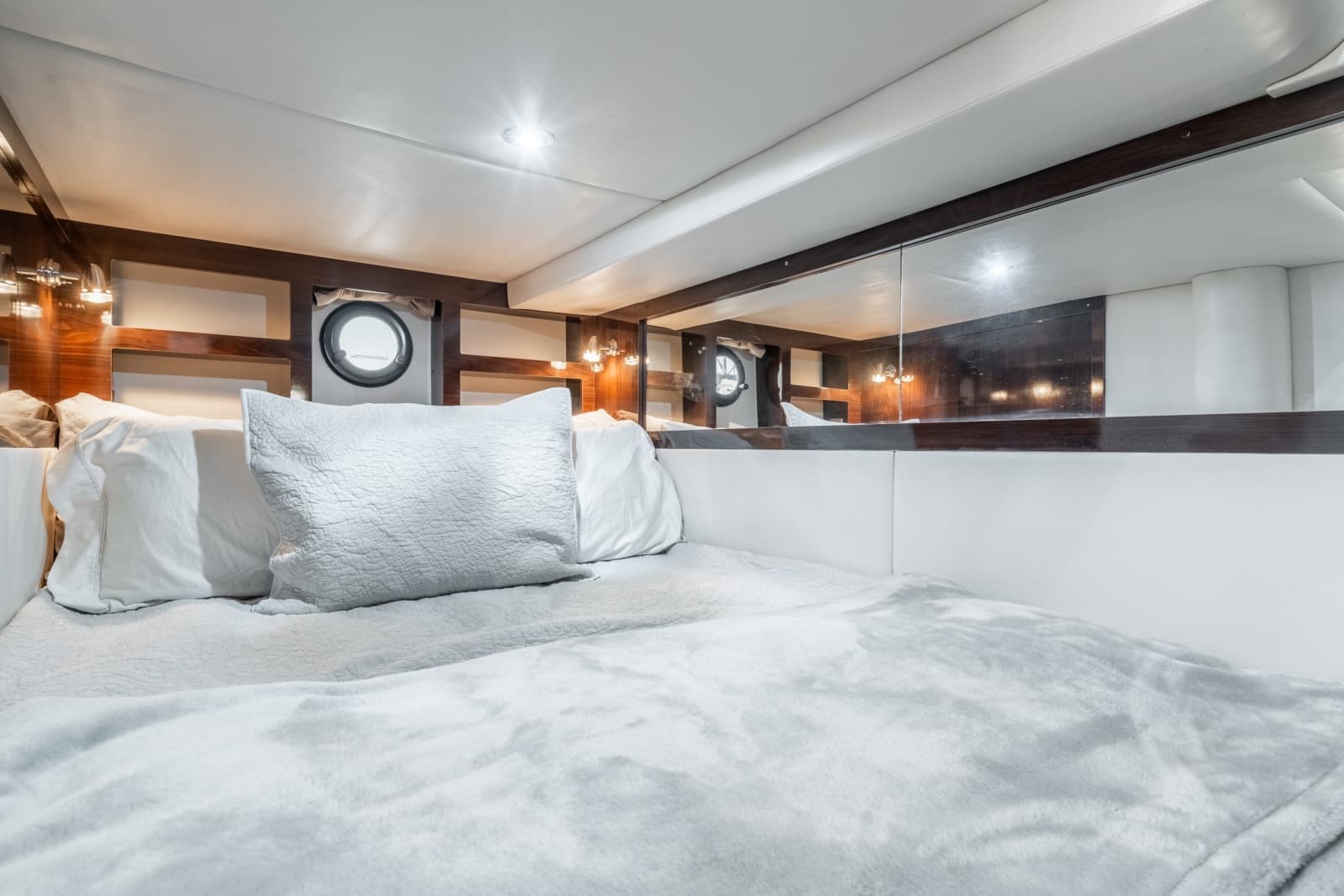 2017 Sea Ray 350 Sundancer Coupe - Photo 24