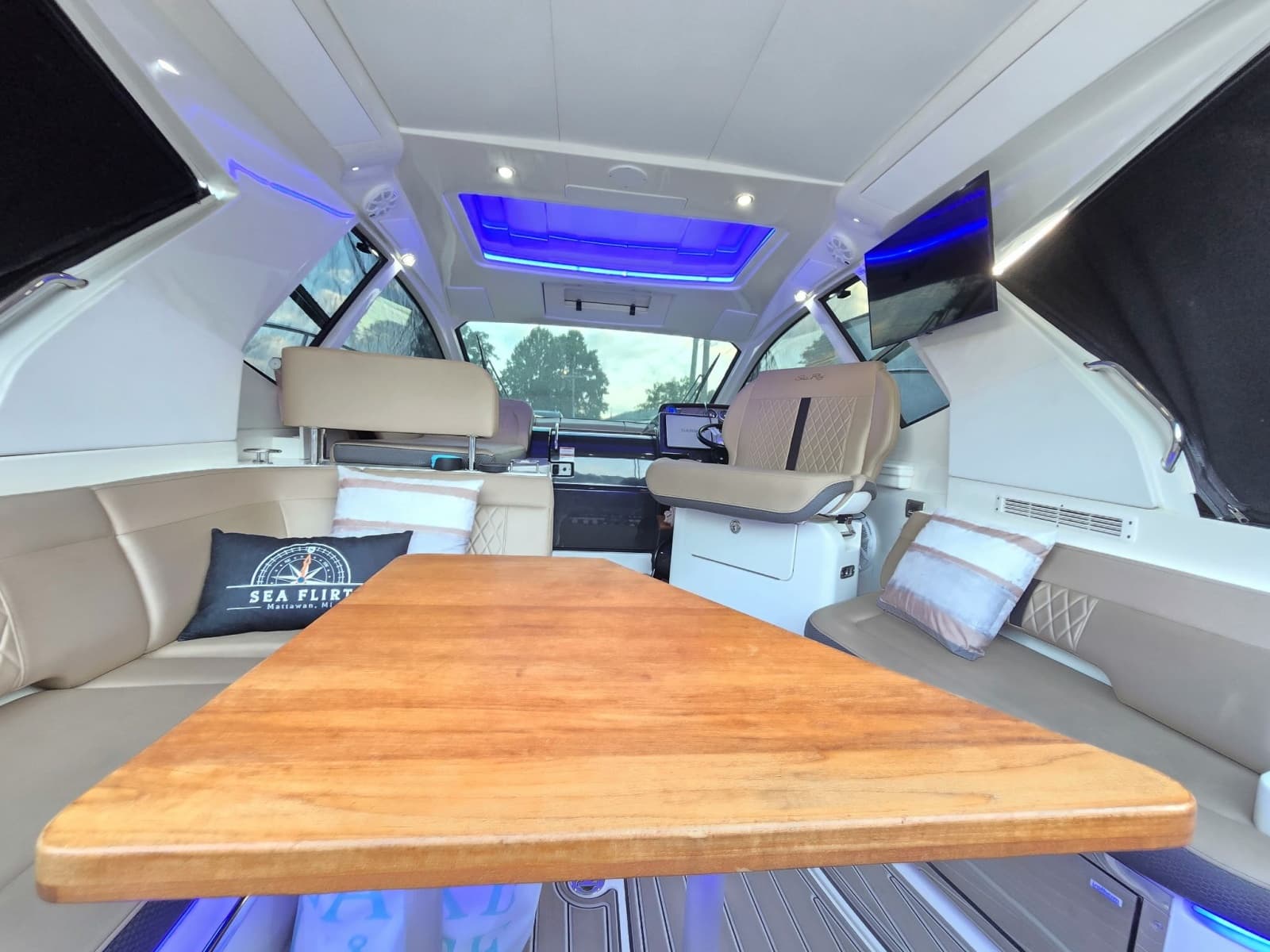 2017 Sea Ray 350 Sundancer Coupe - Photo 12