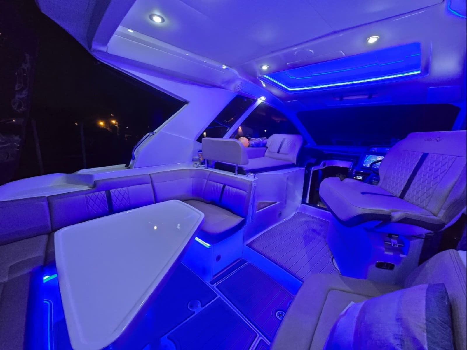 2017 Sea Ray 350 Sundancer Coupe - Photo 16
