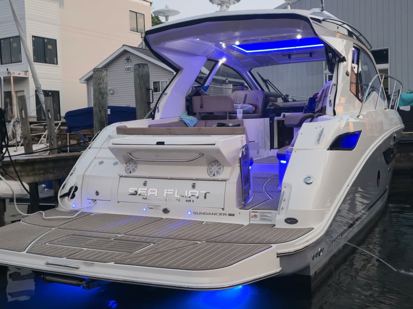 2017 Sea Ray 350 Sundancer Coupe - Photo 5