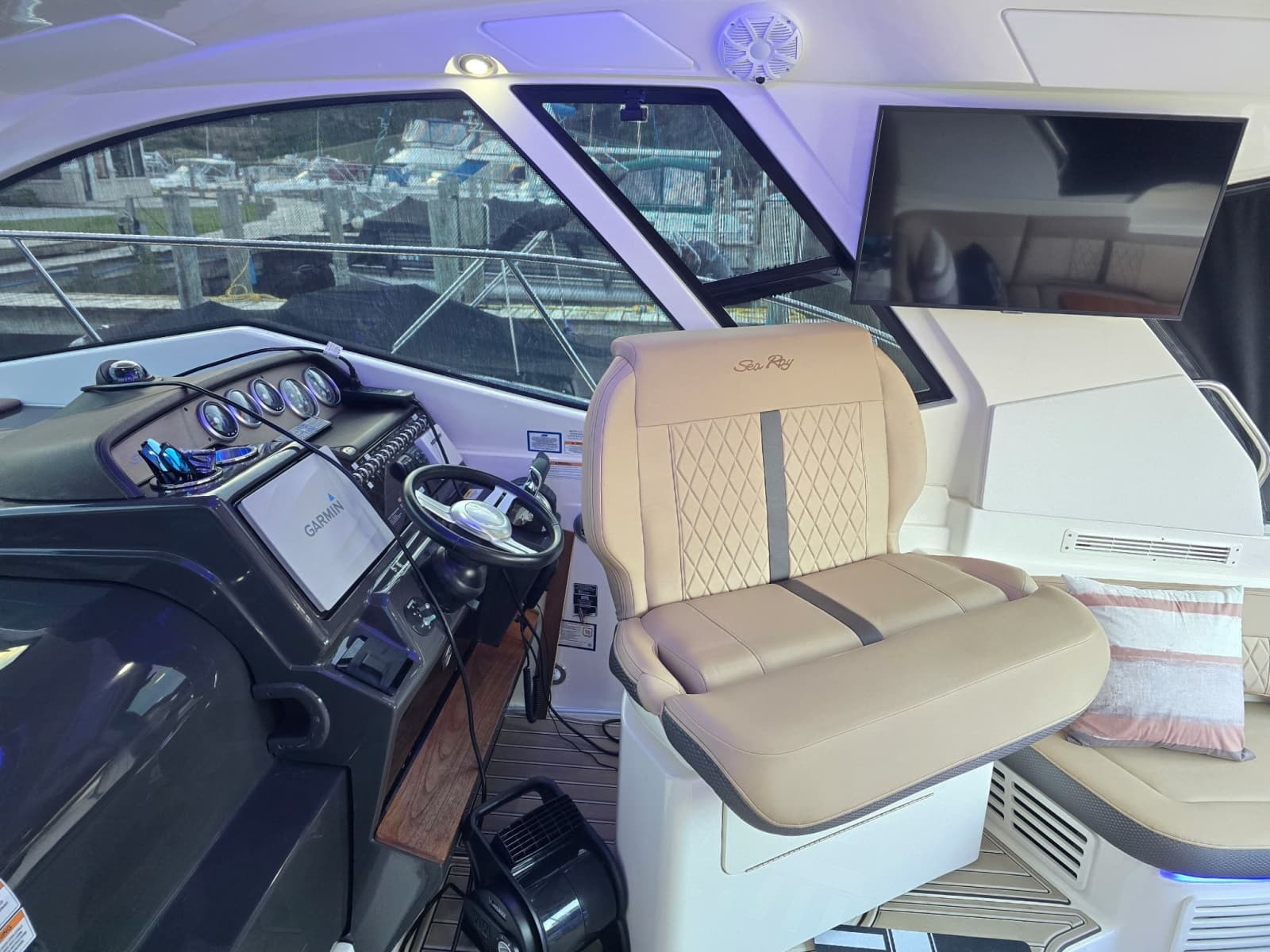 2017 Sea Ray 350 Sundancer Coupe - Photo 13