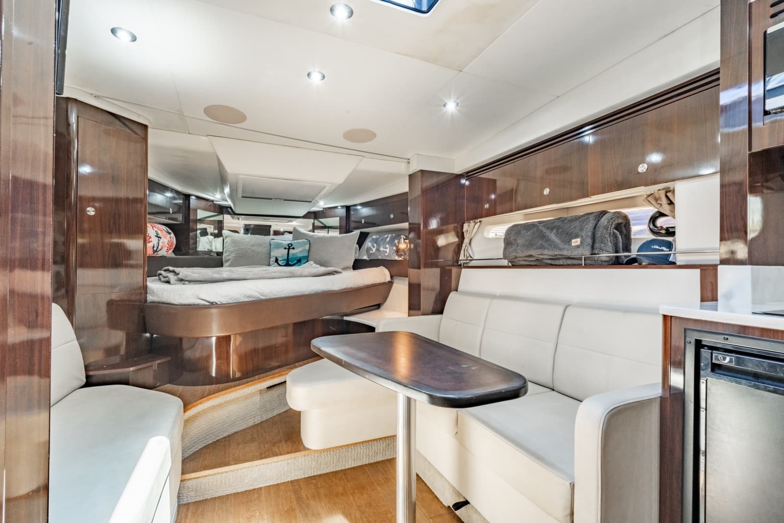 2017 Sea Ray 350 Sundancer Coupe - Photo 18