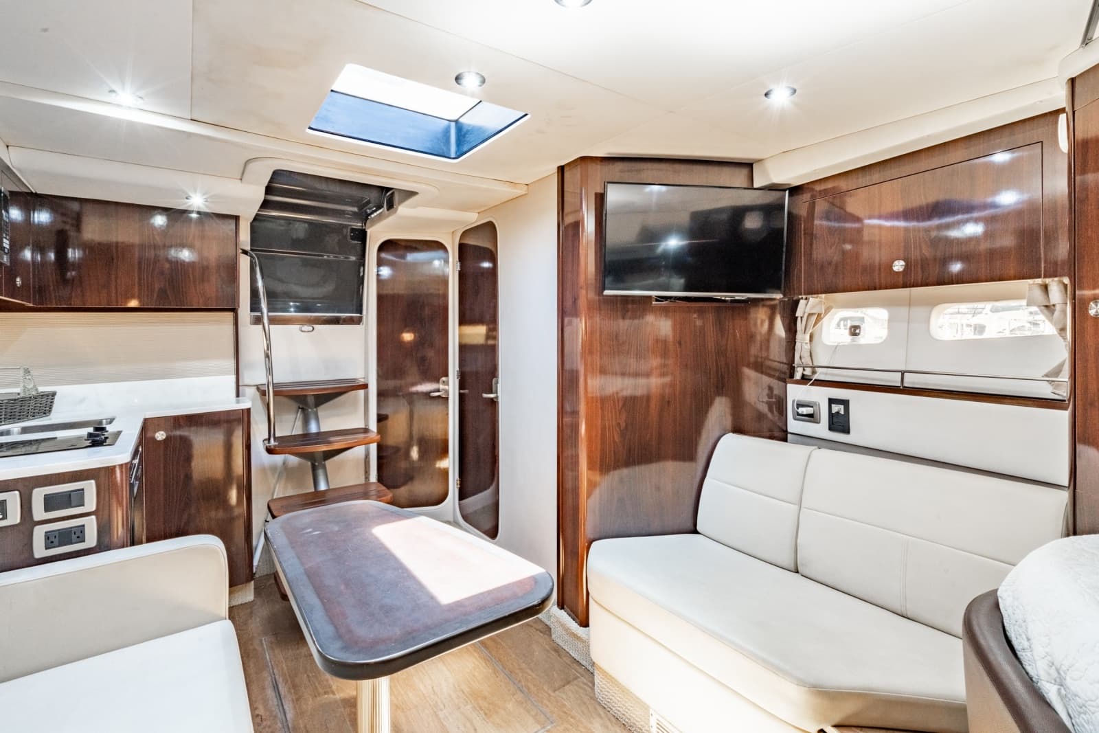 2017 Sea Ray 350 Sundancer Coupe - Photo 21